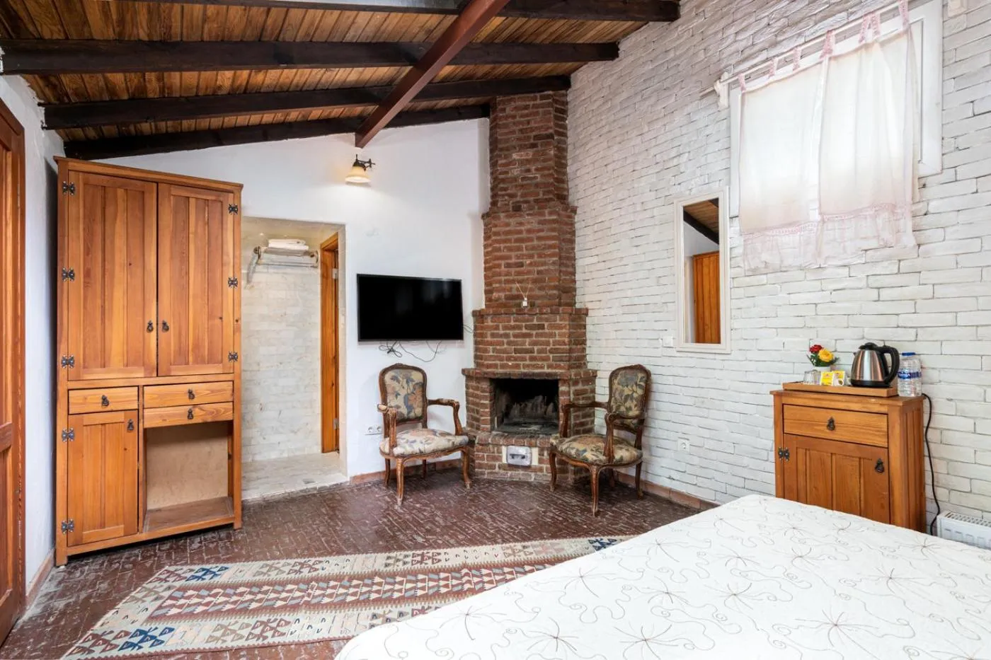 Photo of the whole room, Bed in Ephesus Lodge