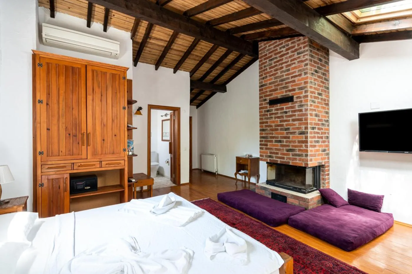 flat iron, Bed in Ephesus Lodge