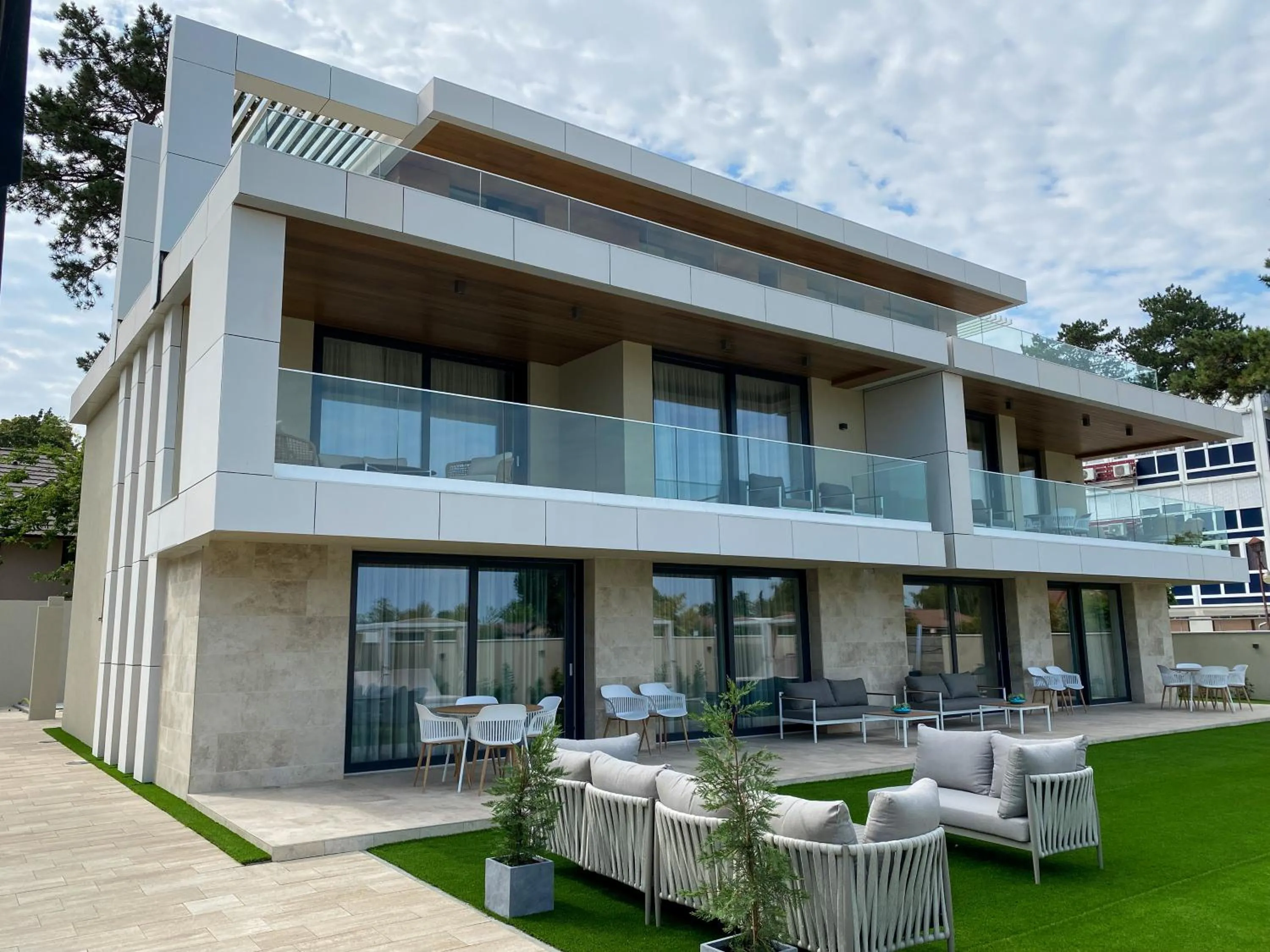 Gold Wave Apartments