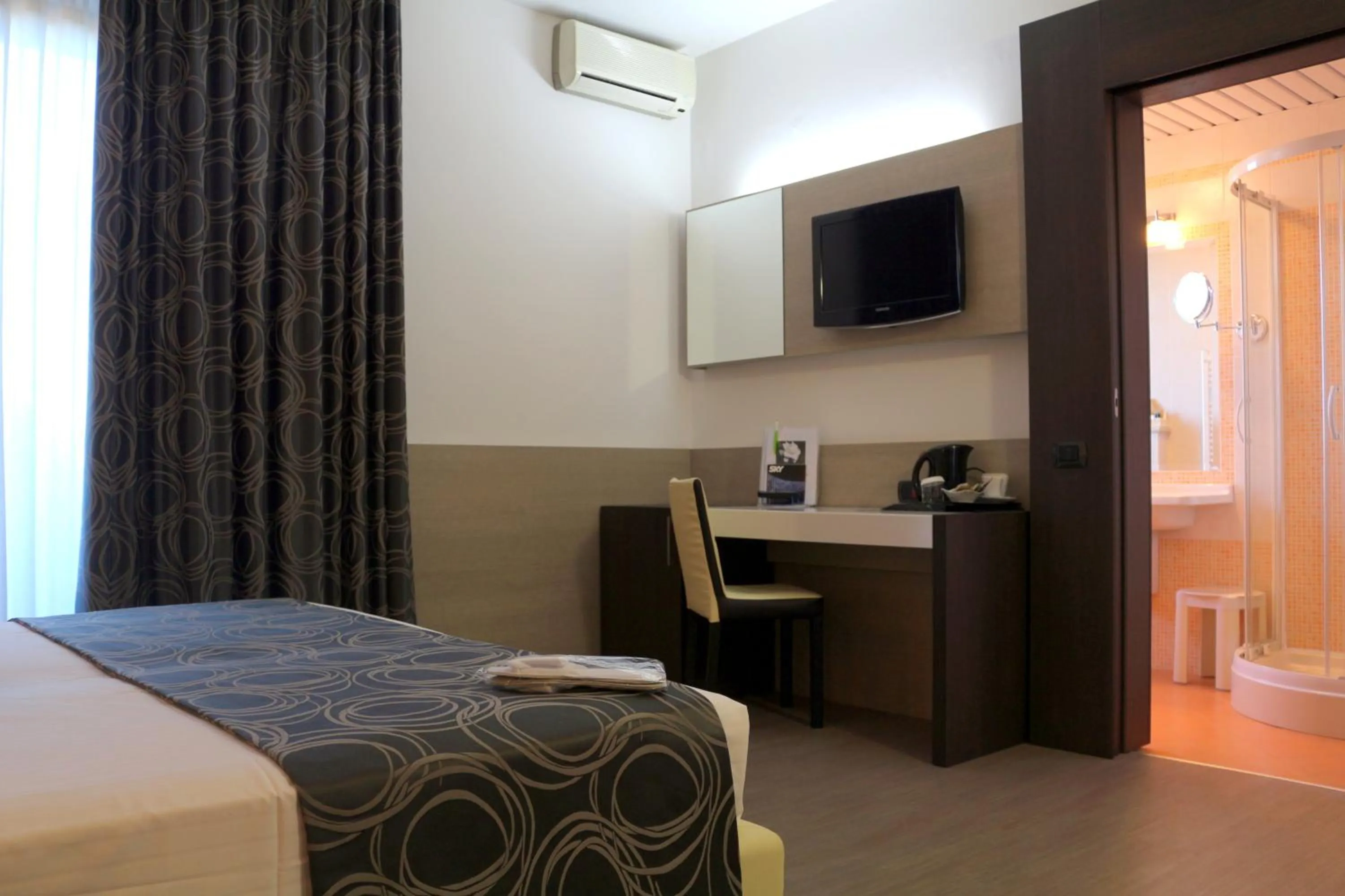 Photo of the whole room, Bed in Hotel Gardenia