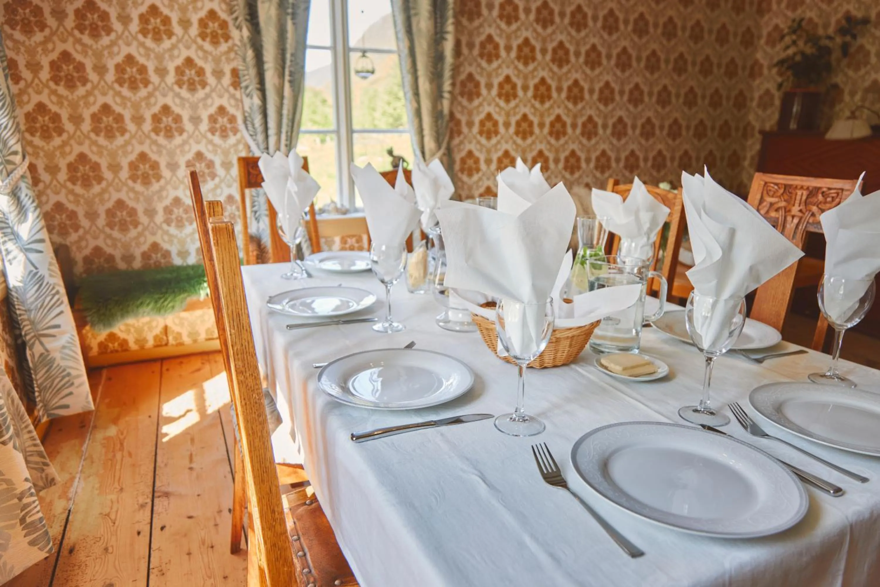 Restaurant/places to eat in Overvoll Farm