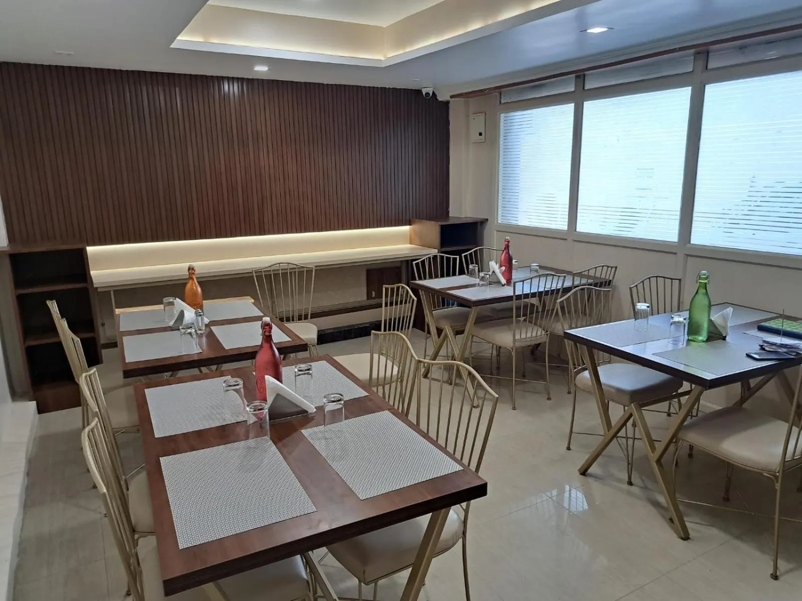 Restaurant/places to eat in Hotel MK Grand