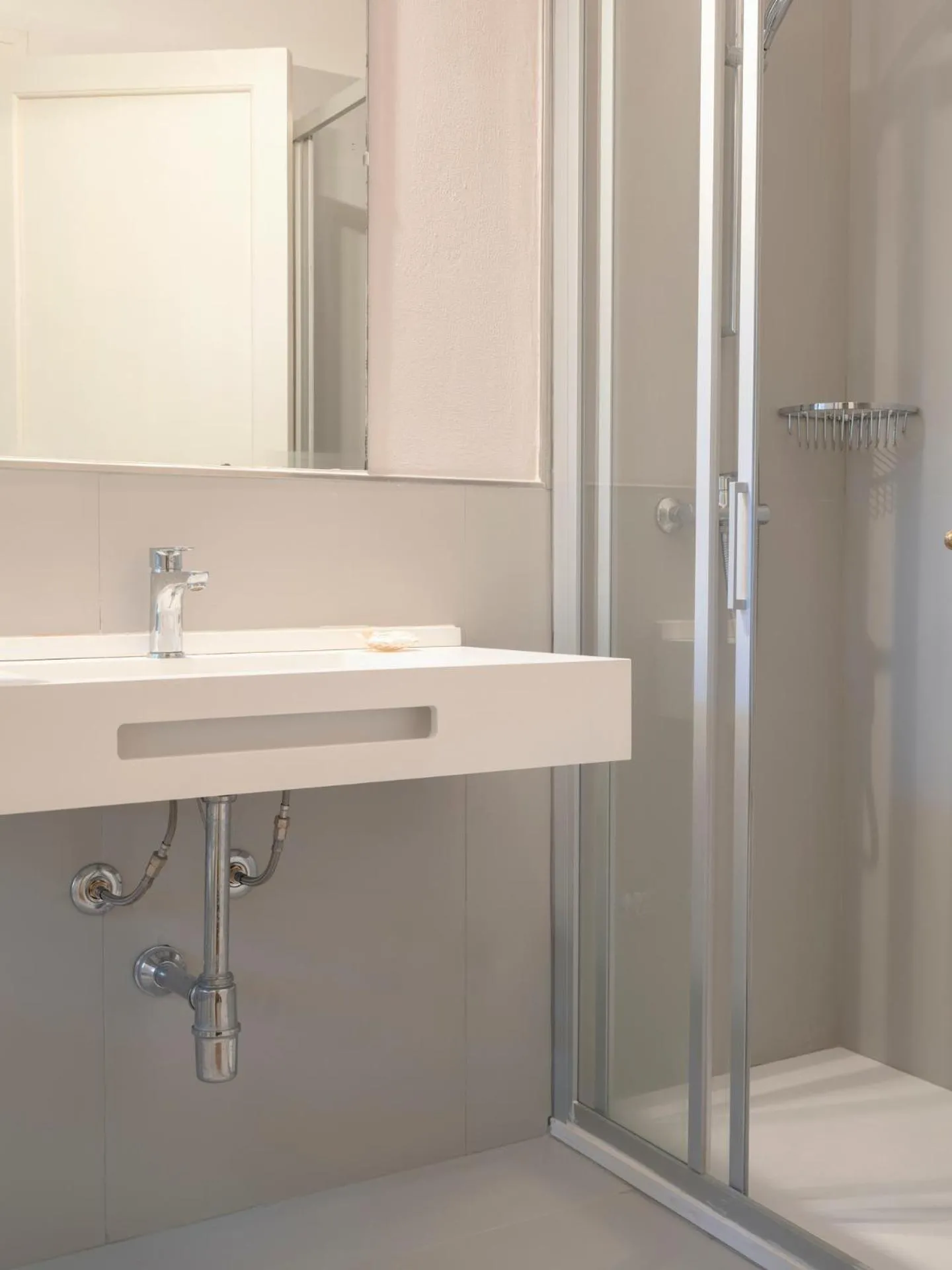 Shower in Hotel Mignon