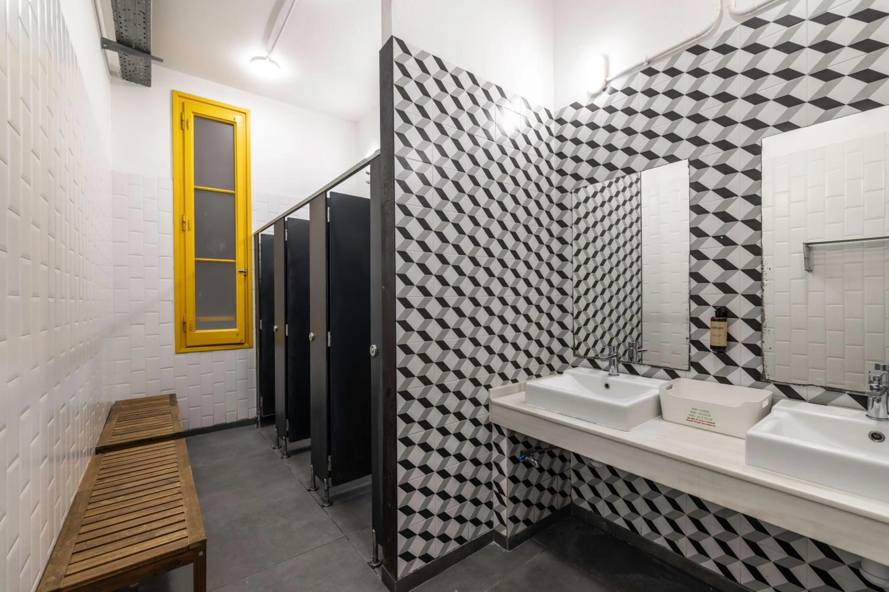 Shower in The Loft House Barcelona