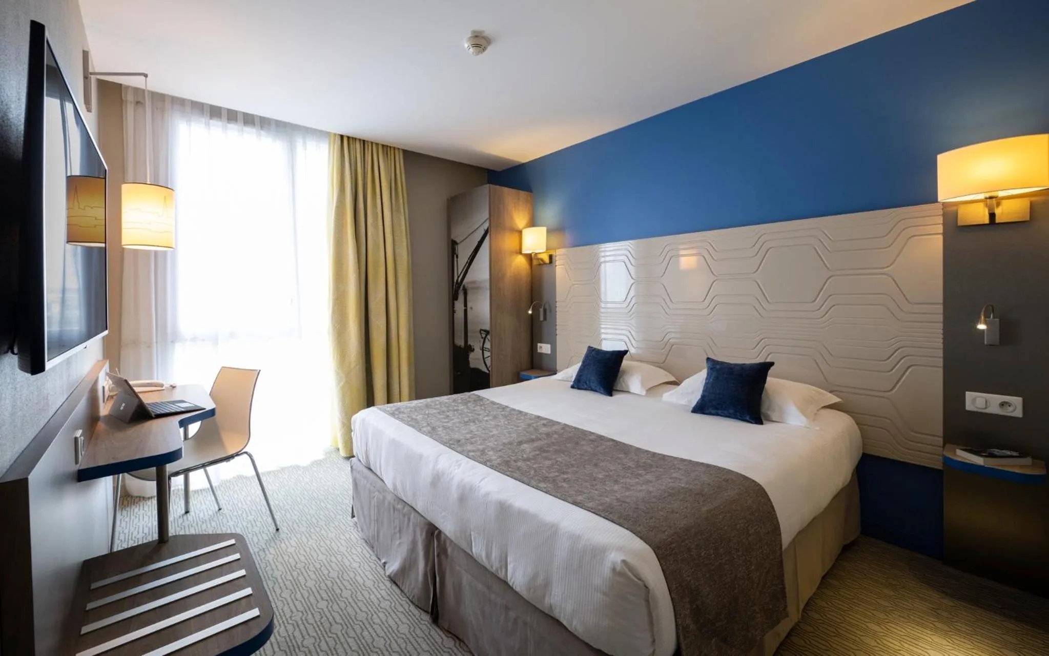 Bed in Kyriad Prestige Saint-Malo