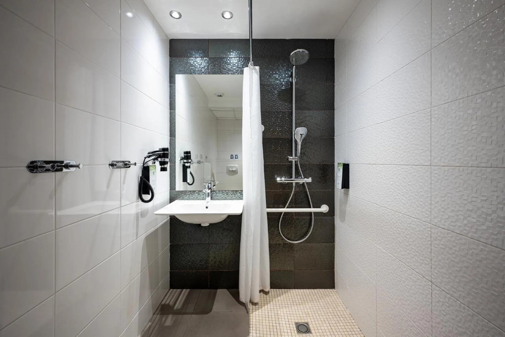 Bathroom in Kyriad Prestige Saint-Malo