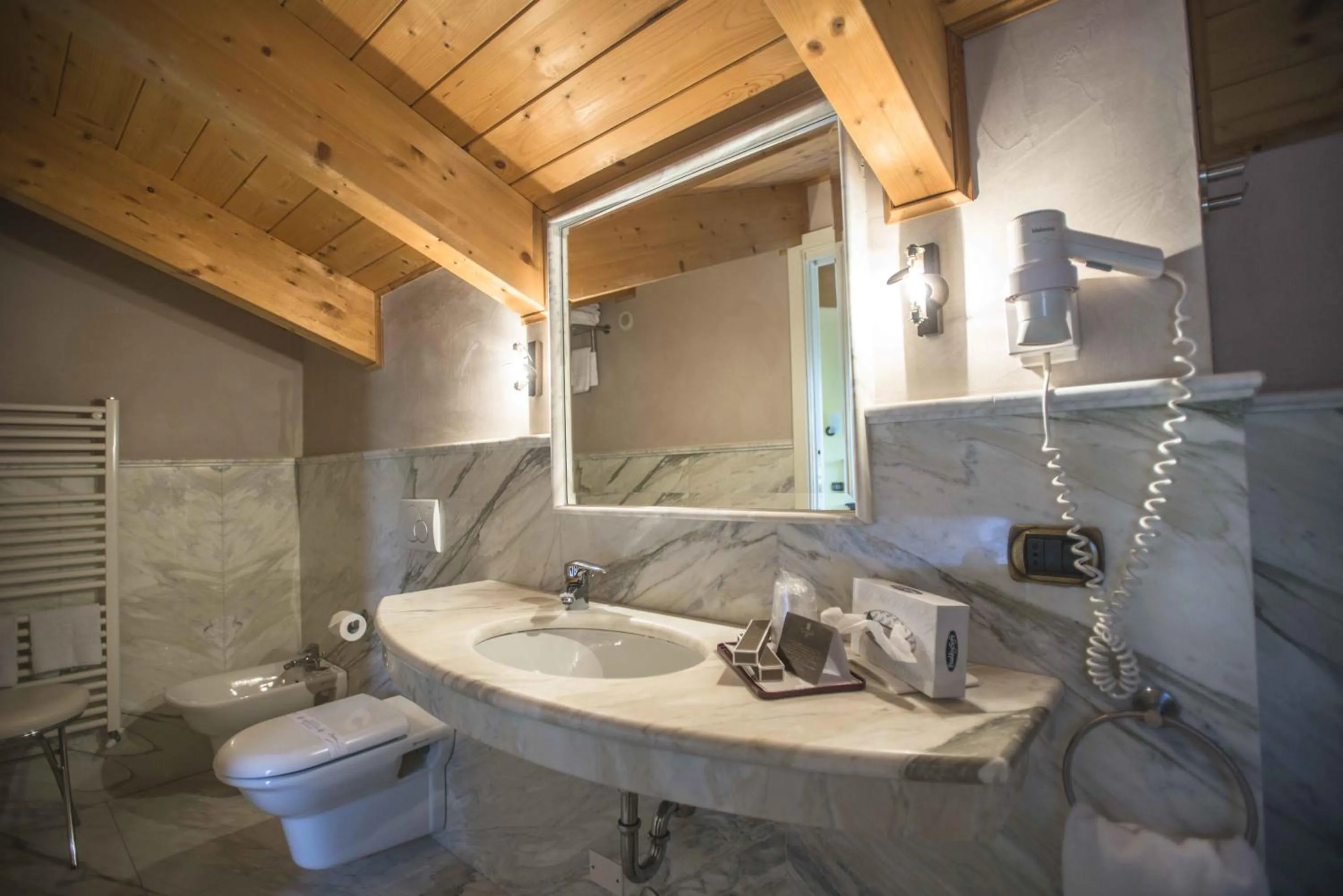 Deluxe Double or Twin Room with Spa Bath in Oste del Castello Wellness & Bike Hotel