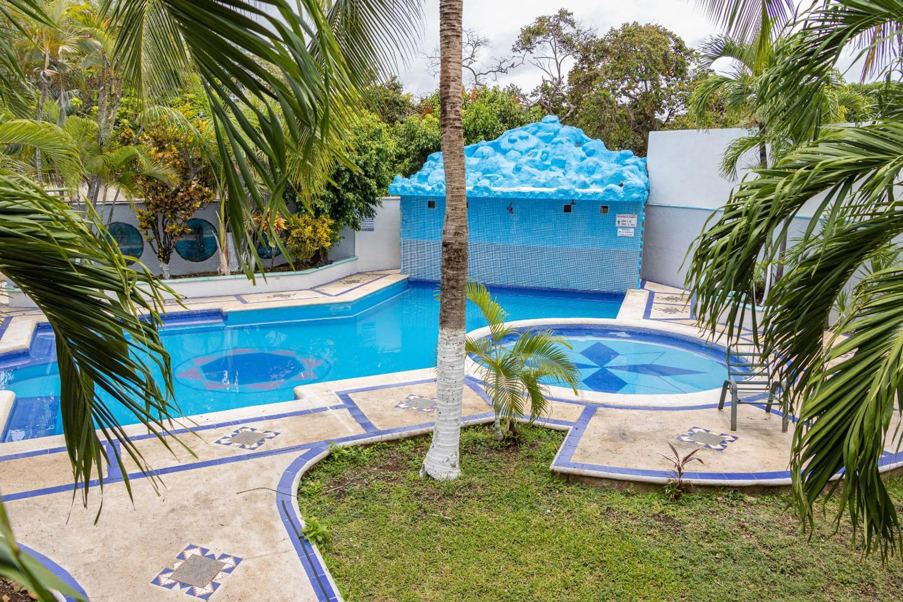 Swimming pool in OYO Hotel Marías,Aeropuerto Internacional de Chetumal