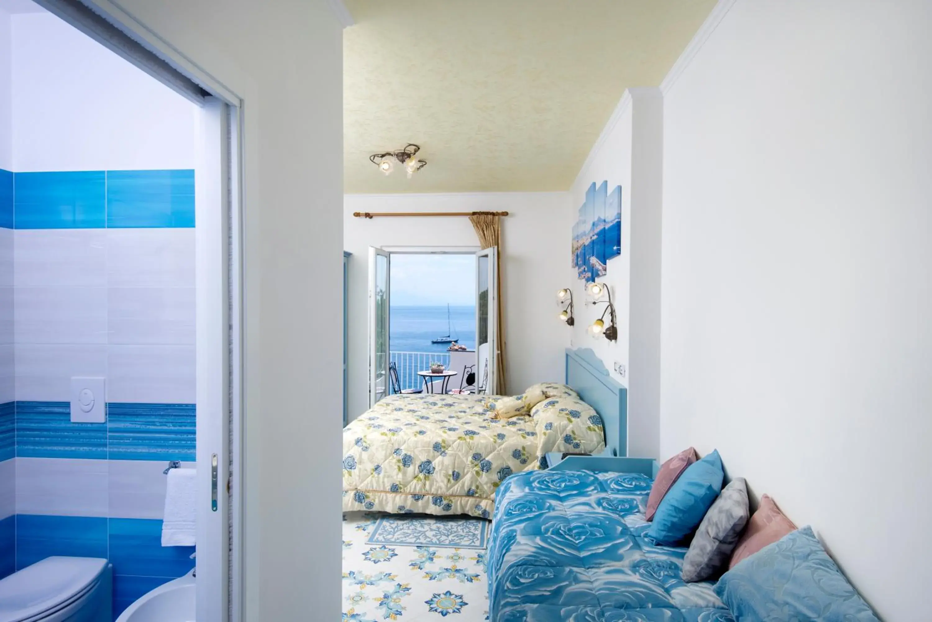 Superior Triple Room with Sea View in Hotel Giardino Delle Ninfe E La Fenice Superior Triple Room with Sea View in Hotel Giardino Delle Ninfe E La Fenice