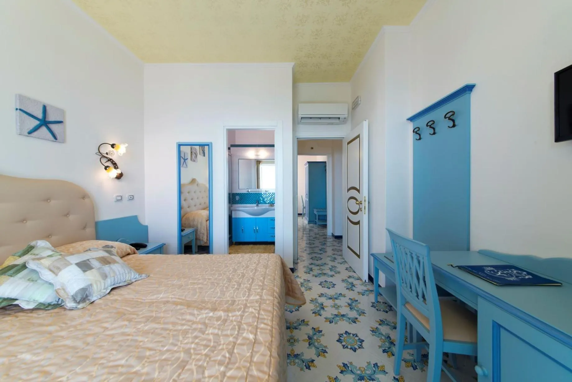 Photo of the whole room, Bed in Hotel Giardino Delle Ninfe E La Fenice