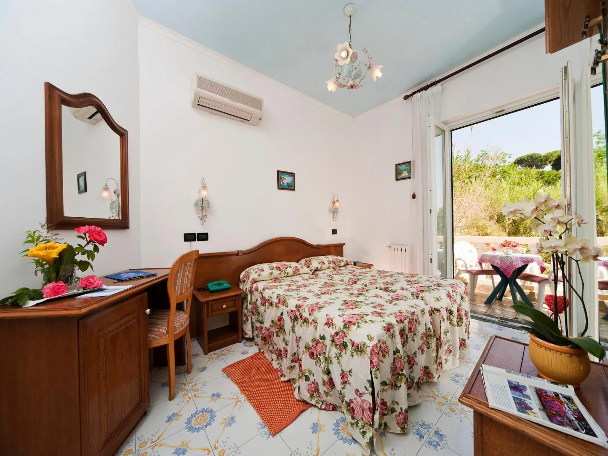 Photo of the whole room, Bed in Hotel Giardino Delle Ninfe E La Fenice