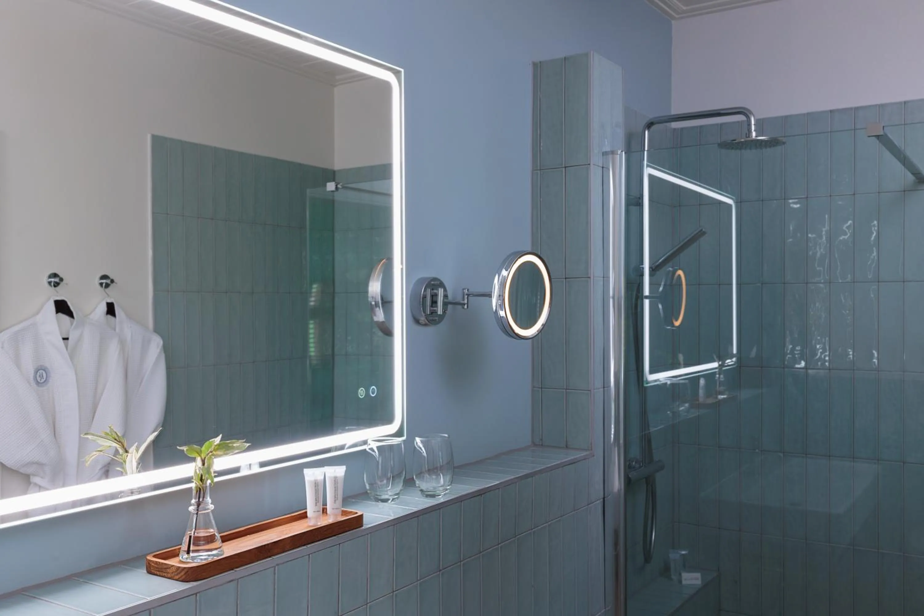 Shower in Kura Botanica Hotel