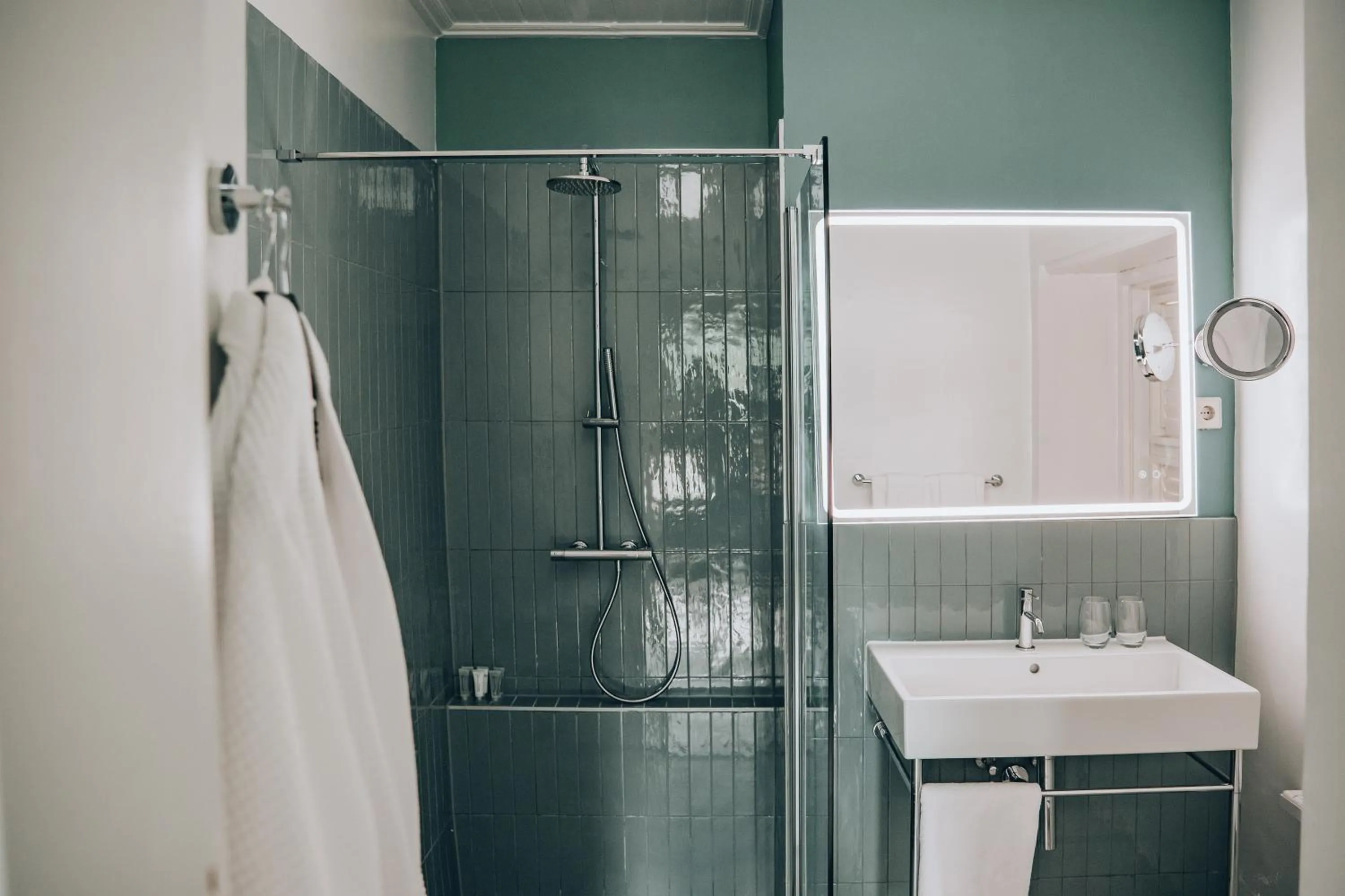 Shower in Kura Botanica Hotel