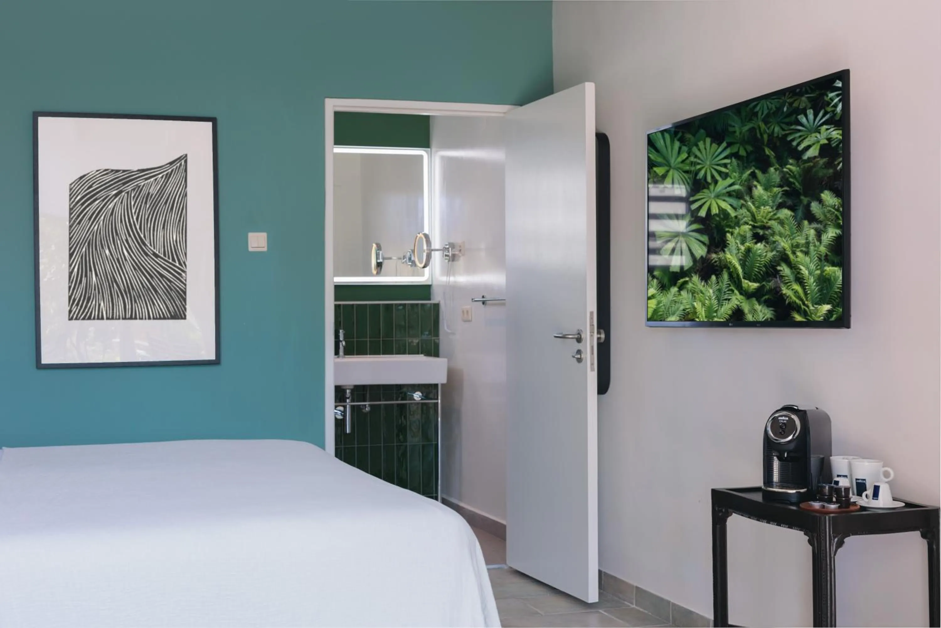 Coffee/tea facilities, Bed in Kura Botanica Hotel