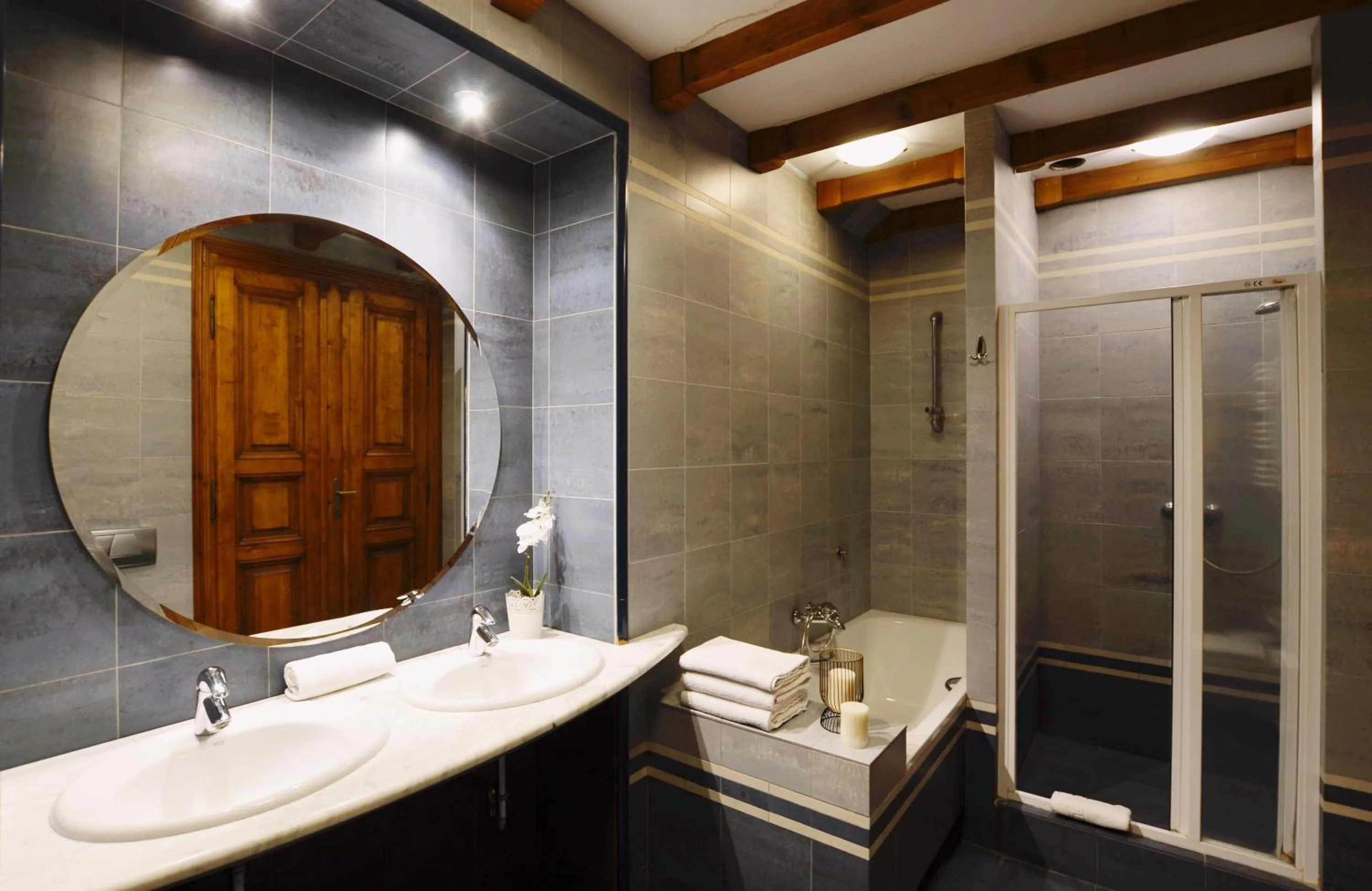 Shower in P&J Apartments Floriańska