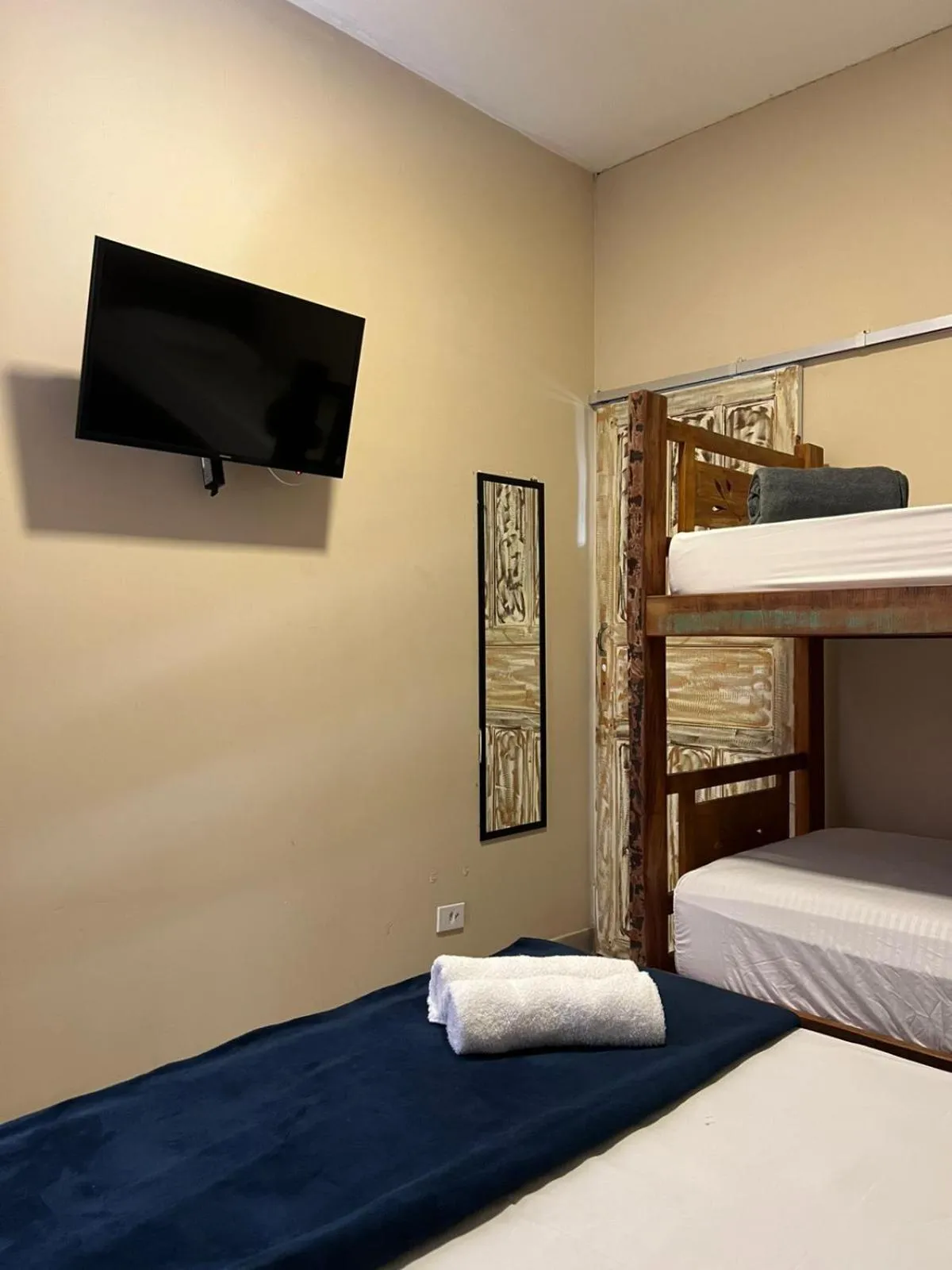 Communal lounge/ TV room, Bed in Pousada Casa Rosada Ilhabela