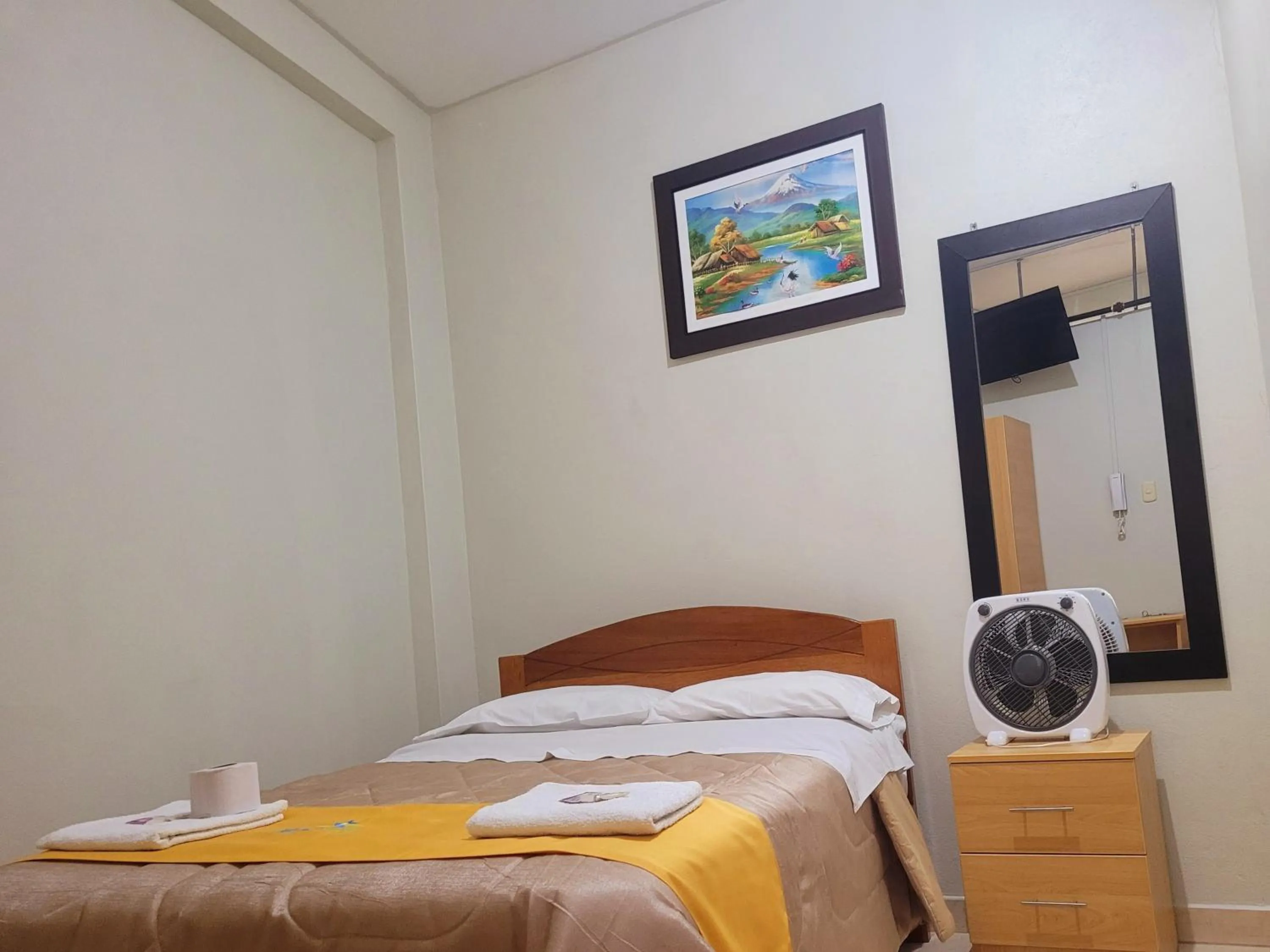 Photo of the whole room, Bed in Illari Wari II-Hotel Sauna