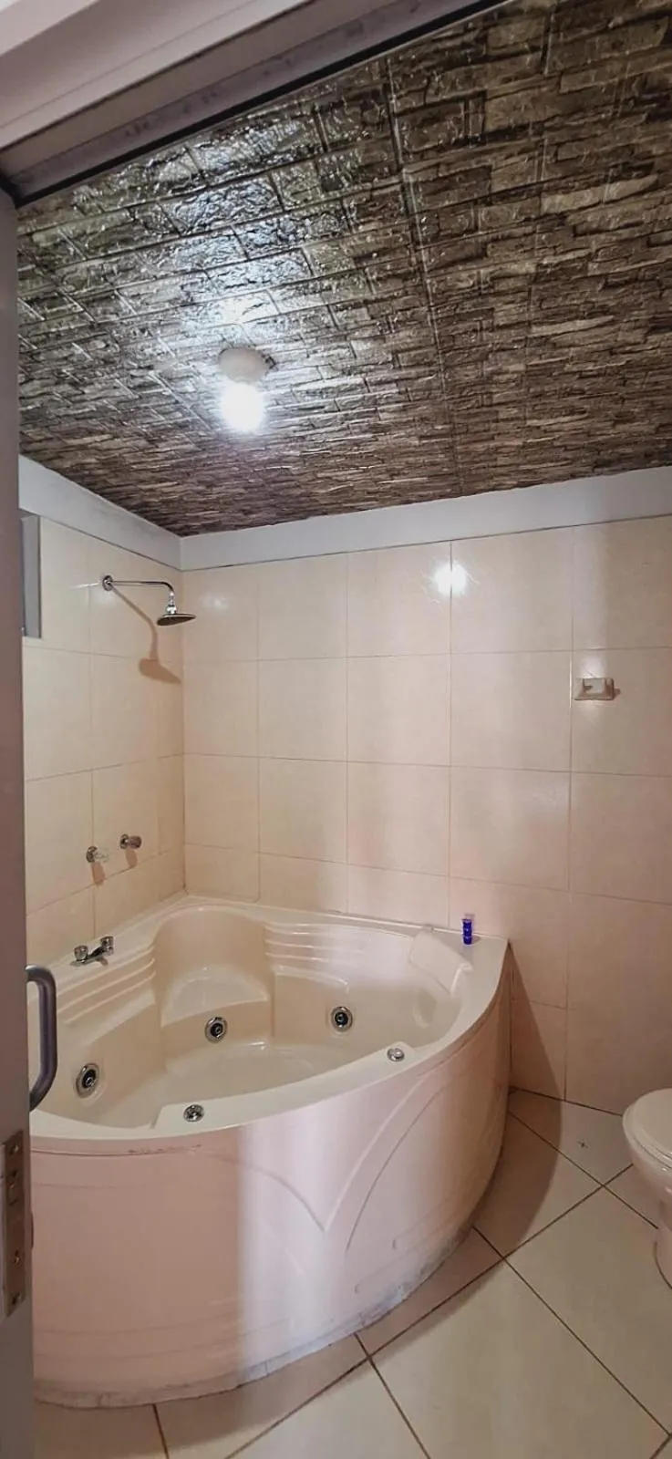 Hot Tub in Illari Wari II-Hotel Sauna