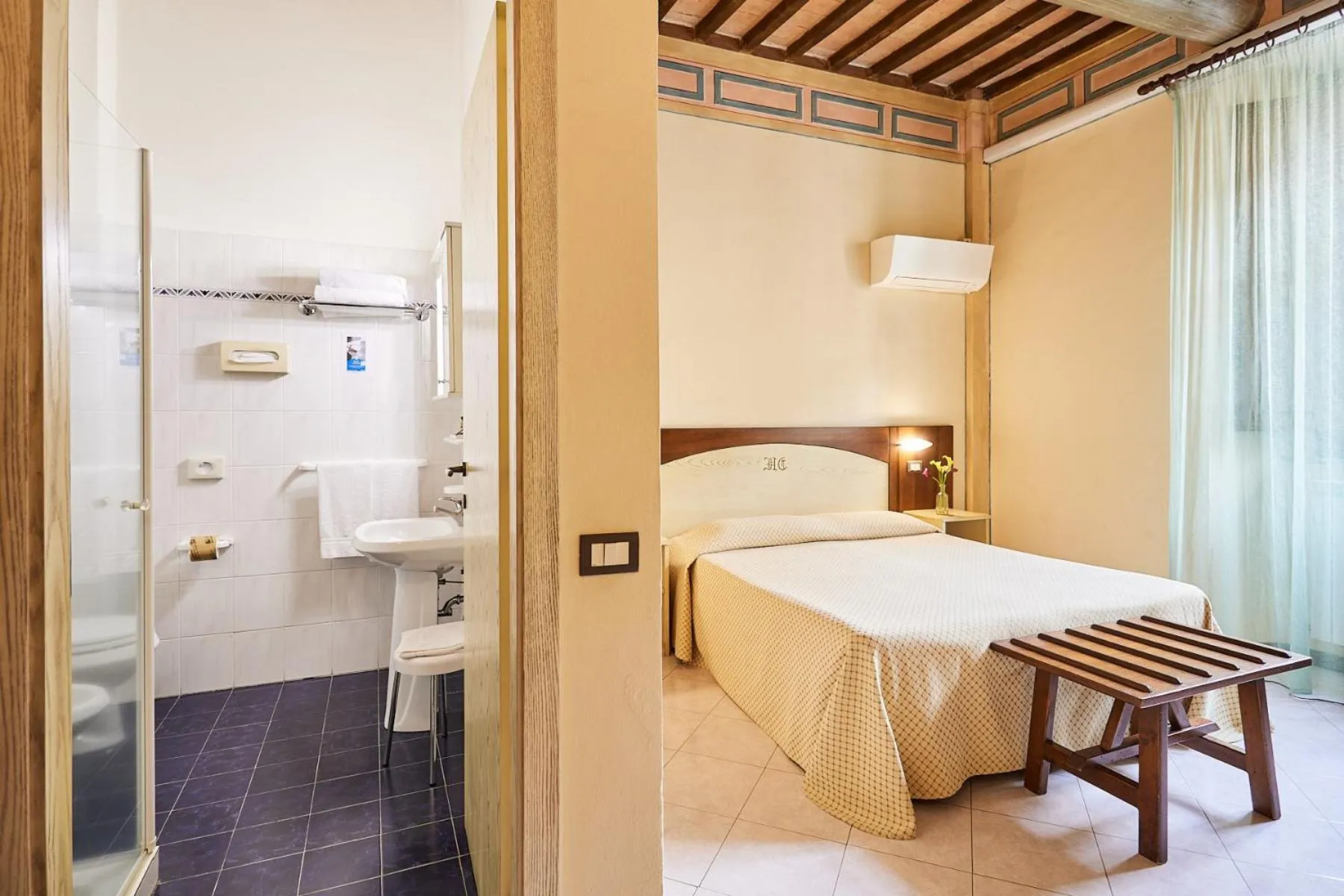 Bathroom, Bed in Hotel Dei Capitani