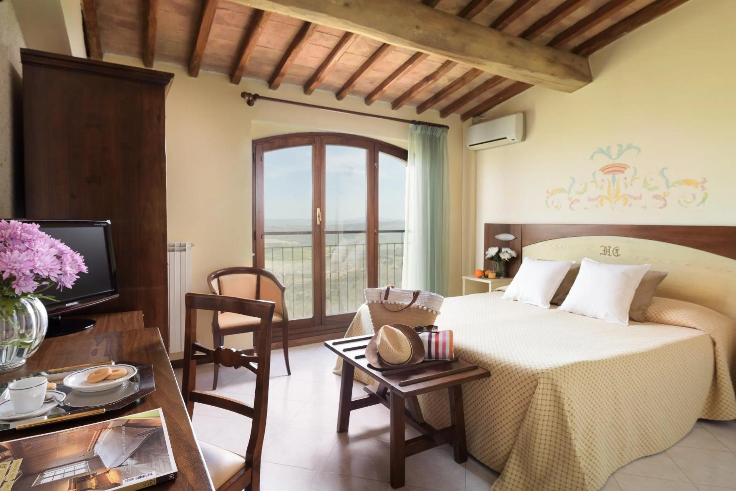 View (from property/room), Bed in Hotel Dei Capitani