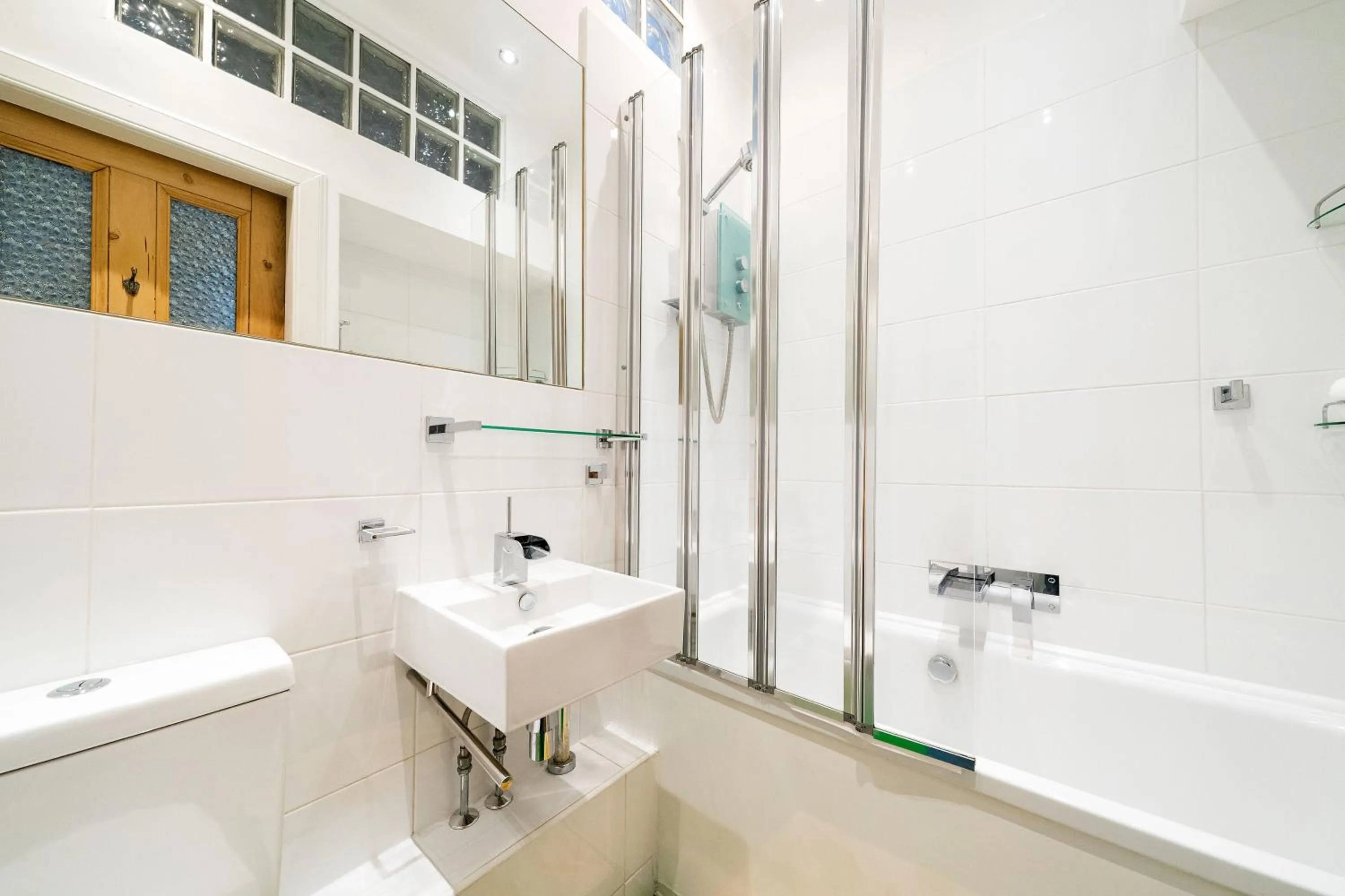 Shower in The Palais