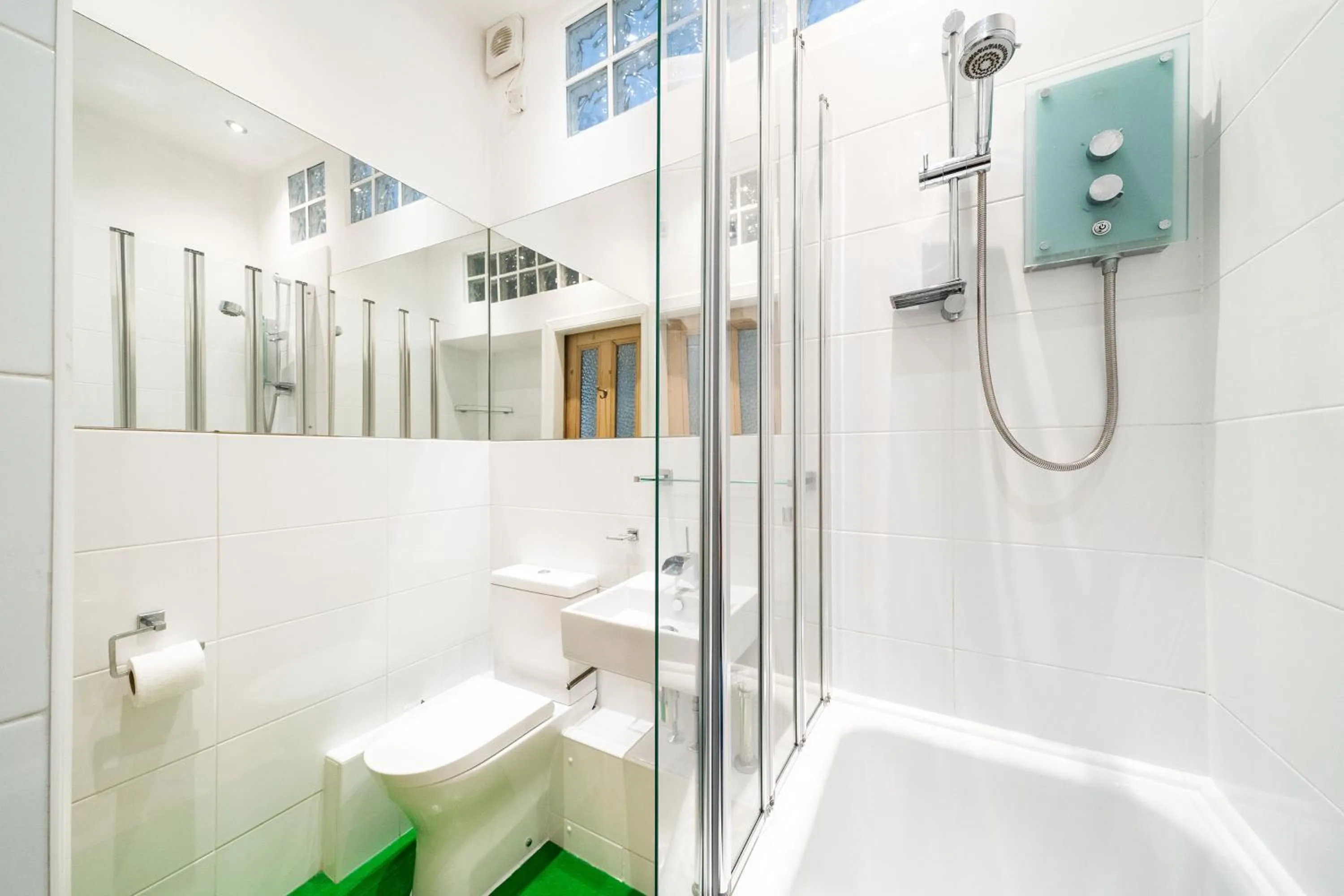 Shower in The Palais