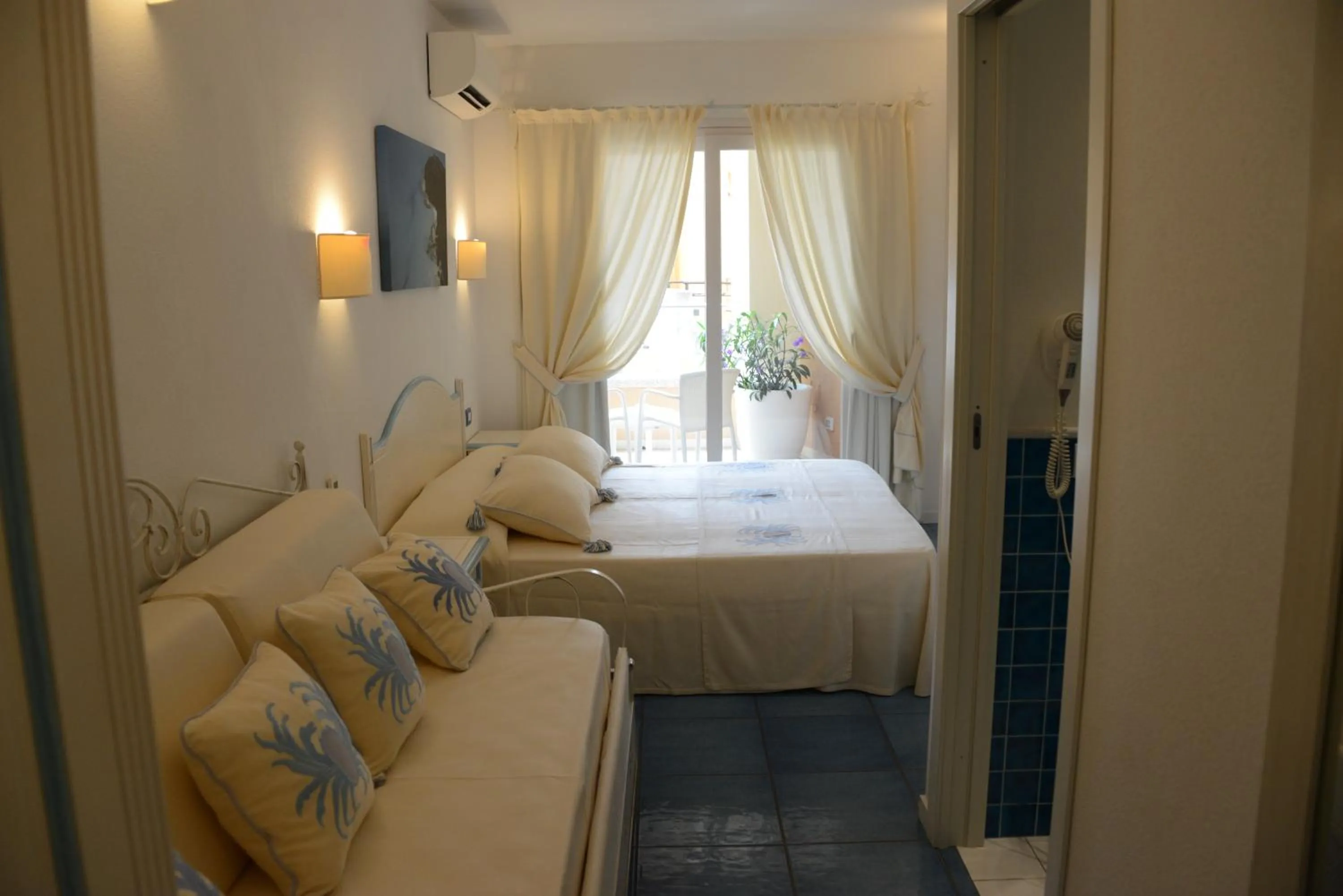 Photo of the whole room, Bed in Janas Hotel