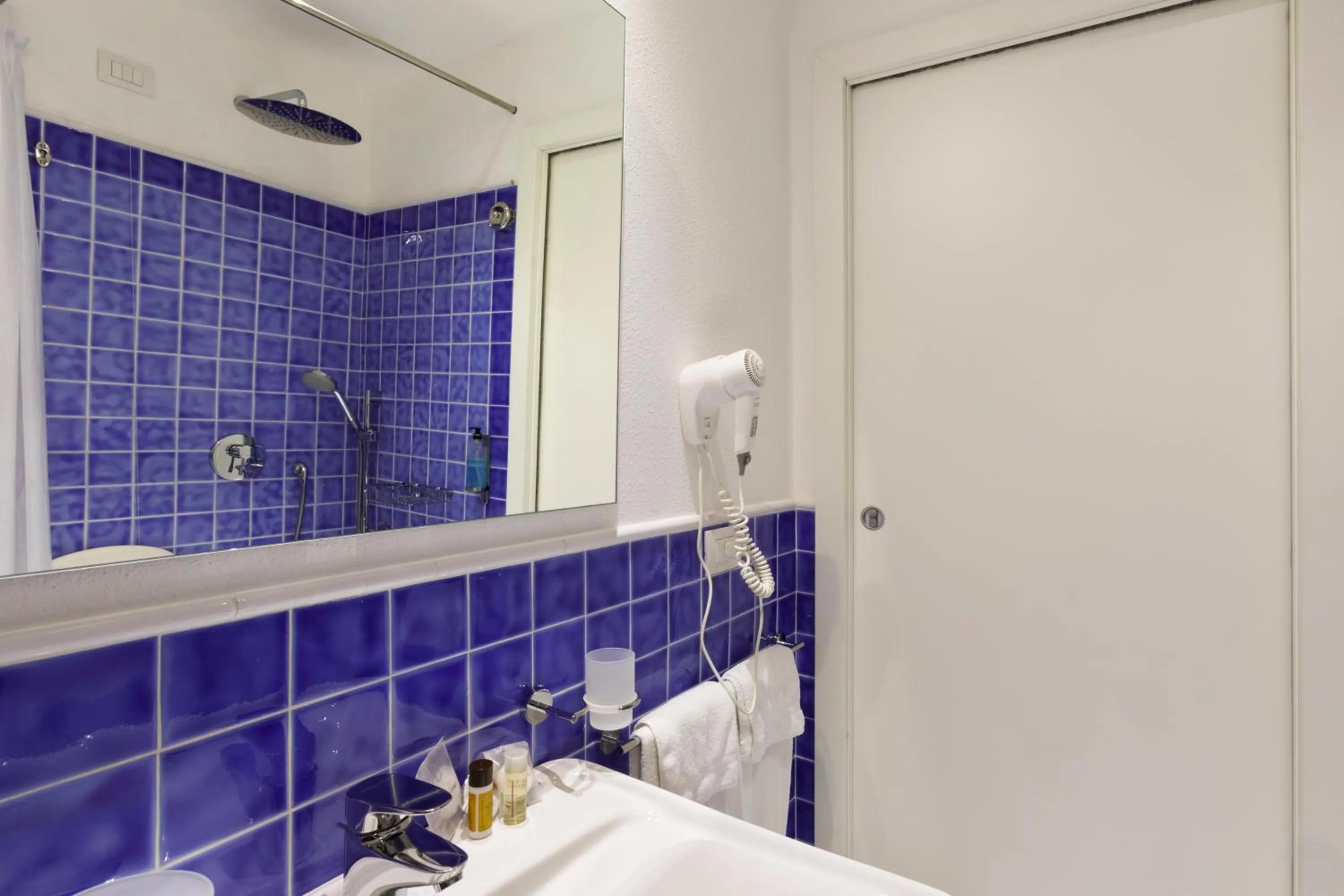 Bathroom in Janas Hotel