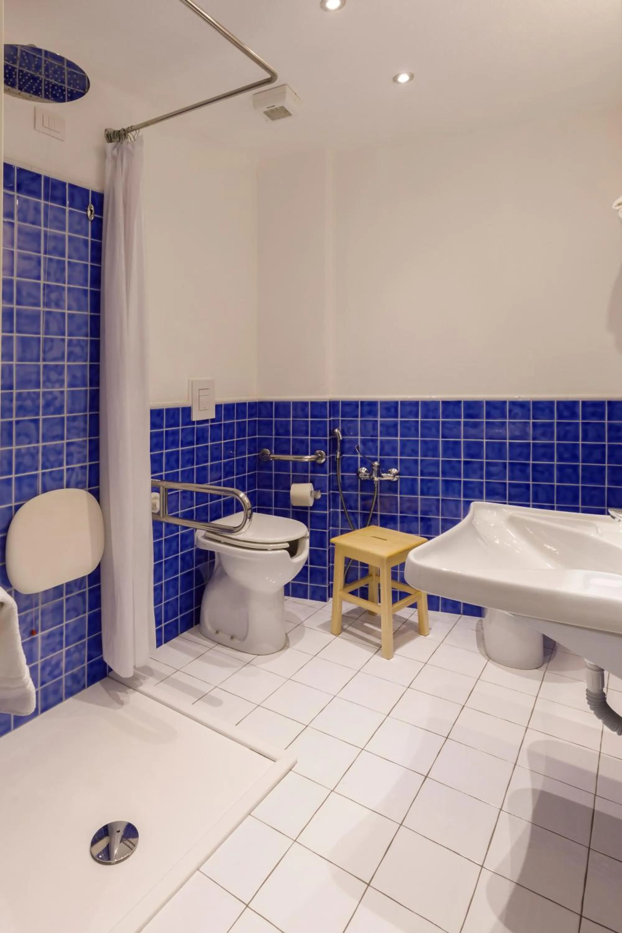 Bathroom in Janas Hotel