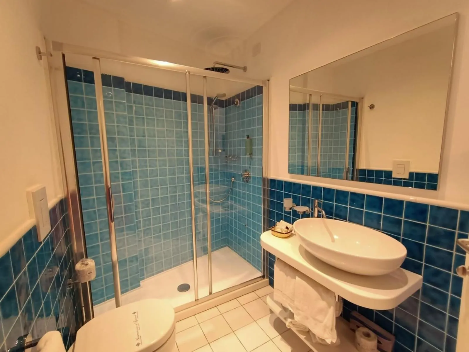 Bathroom in Janas Hotel