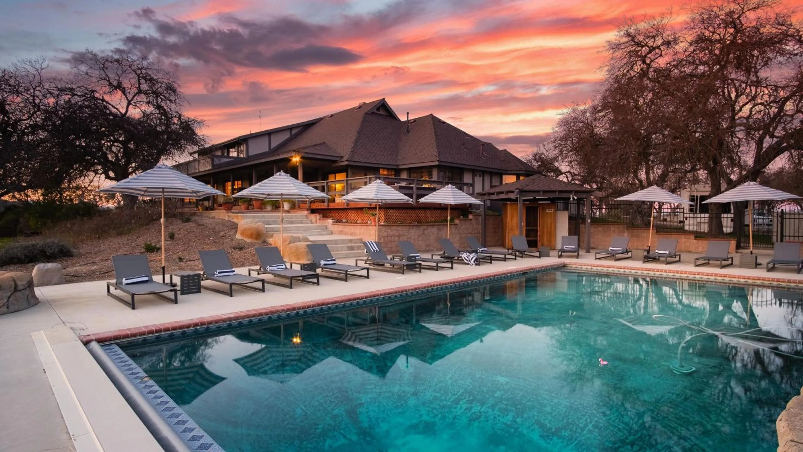 Cathedral by AvantStay Charming Secluded Estate w Sauna Pool Table Views of the Rolling Hills