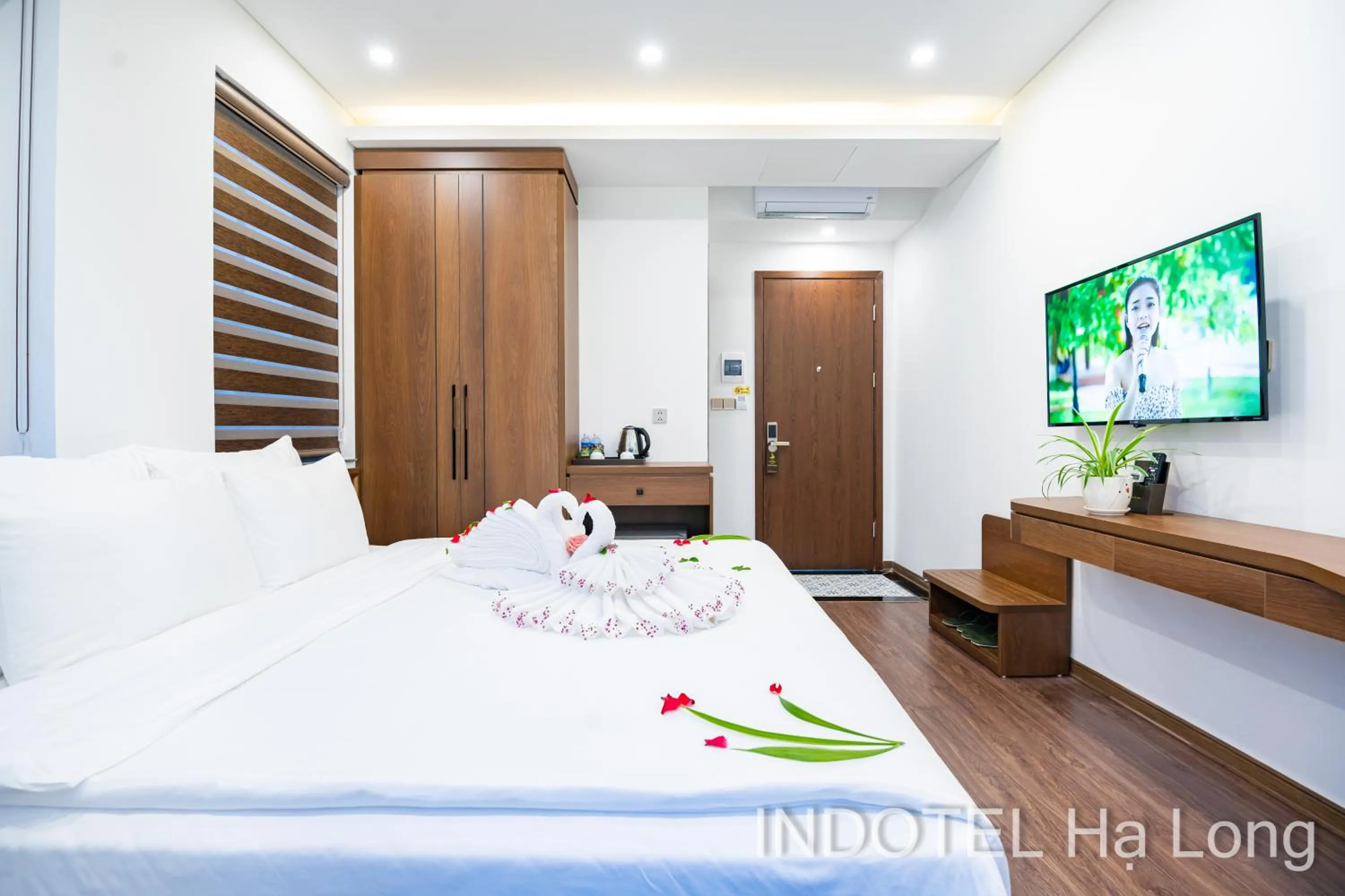 Bed in INDOTEL HALONG HOTEL