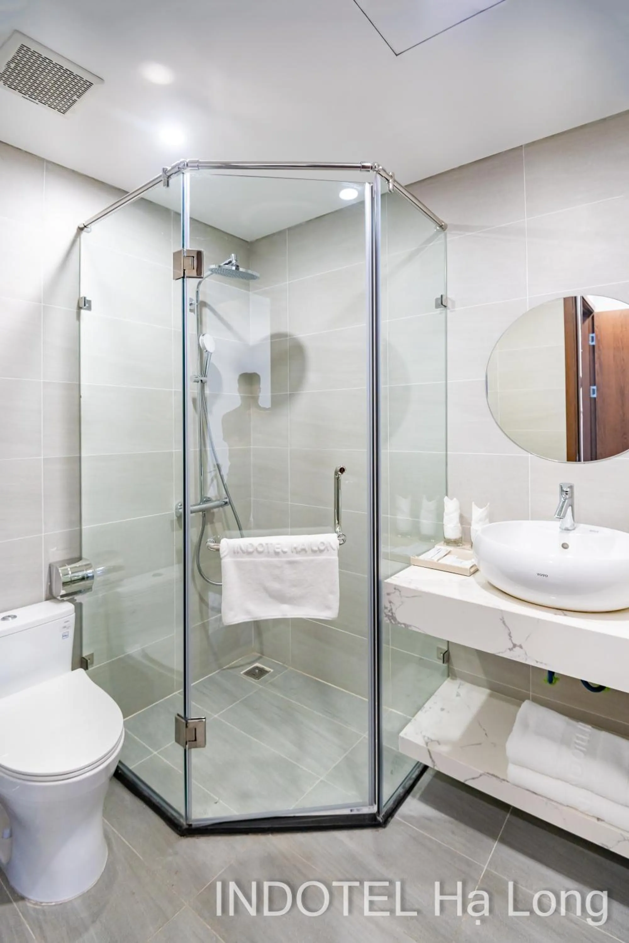 Shower in INDOTEL HALONG HOTEL