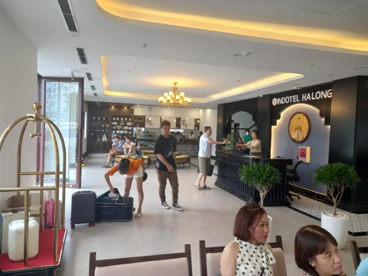 Lobby or reception in INDOTEL HALONG HOTEL
