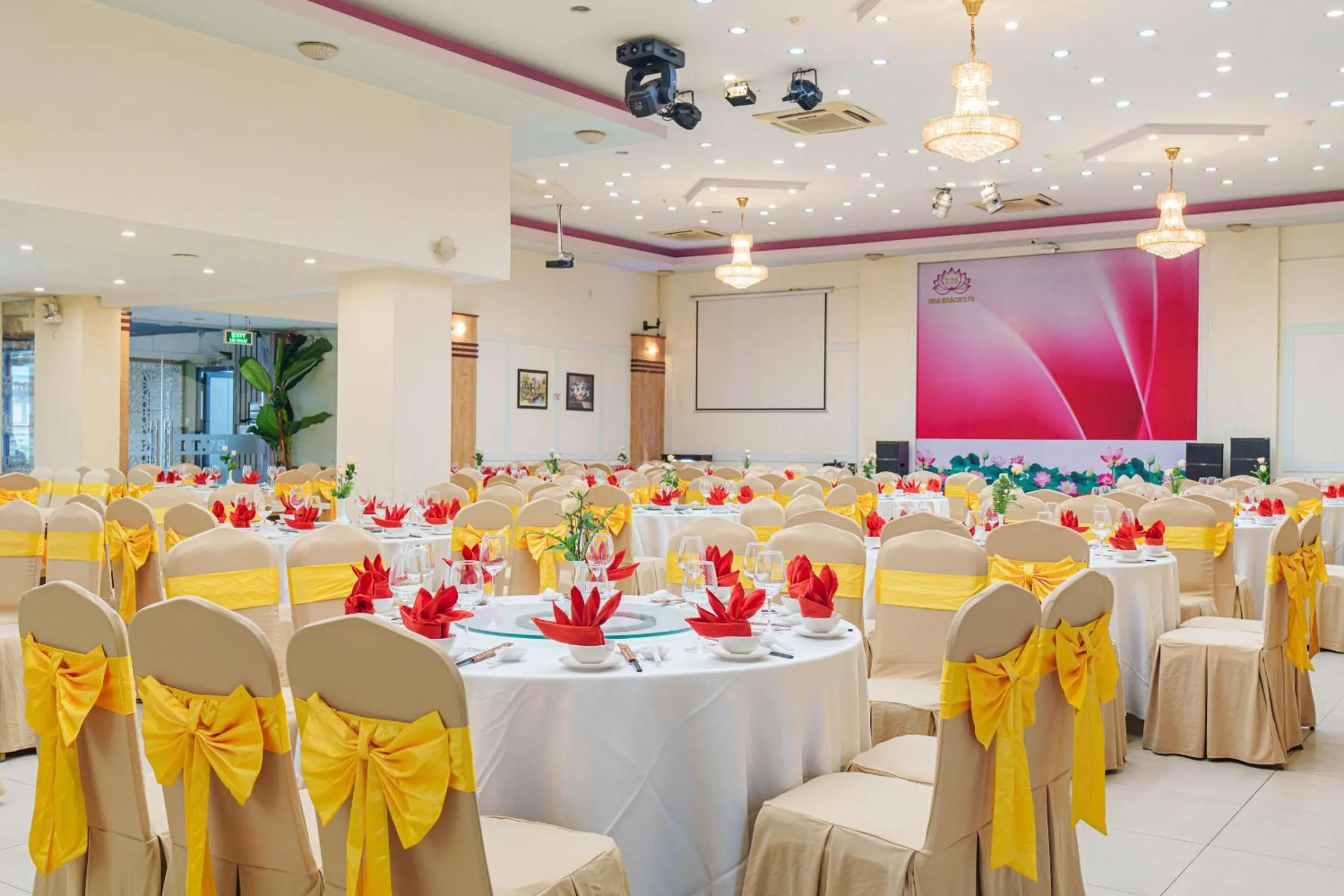 Restaurant/places to eat in T78 Hotel Managed by Nha khach T78