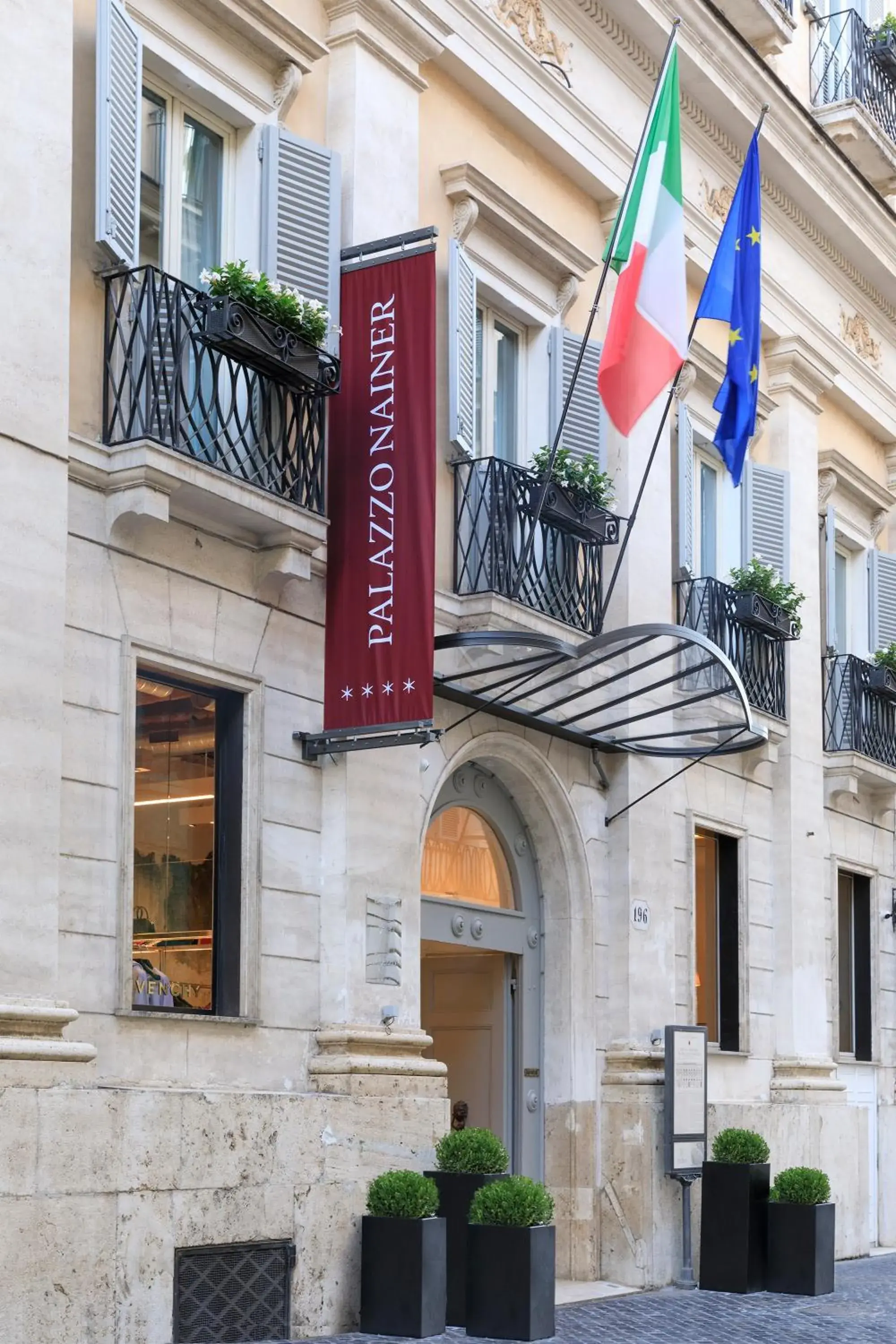 Facade/entrance in Palazzo Nainer Facade/entrance in Palazzo Nainer