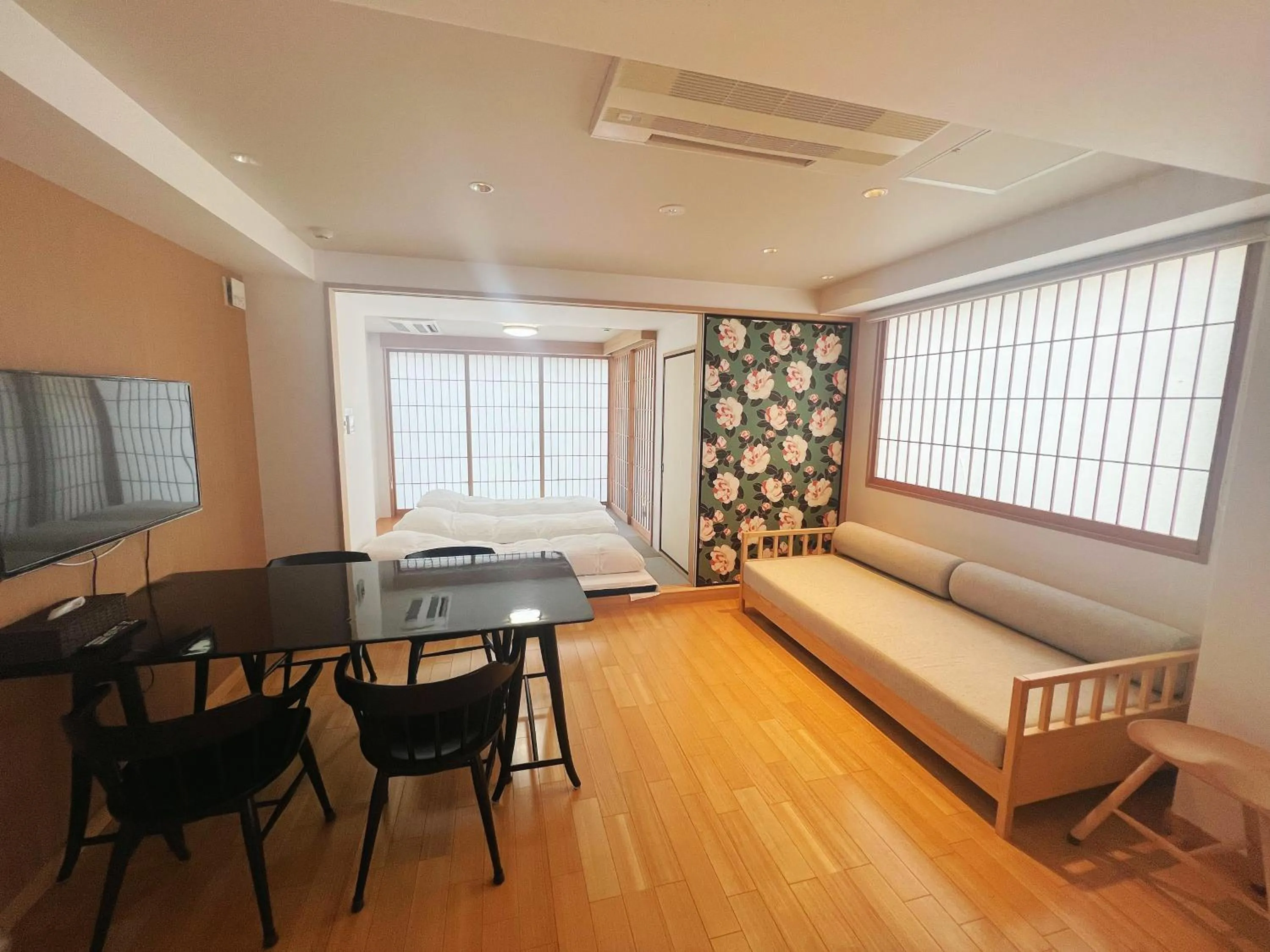 Photo of the whole room in Nplus Tokyo Akihabara Premium