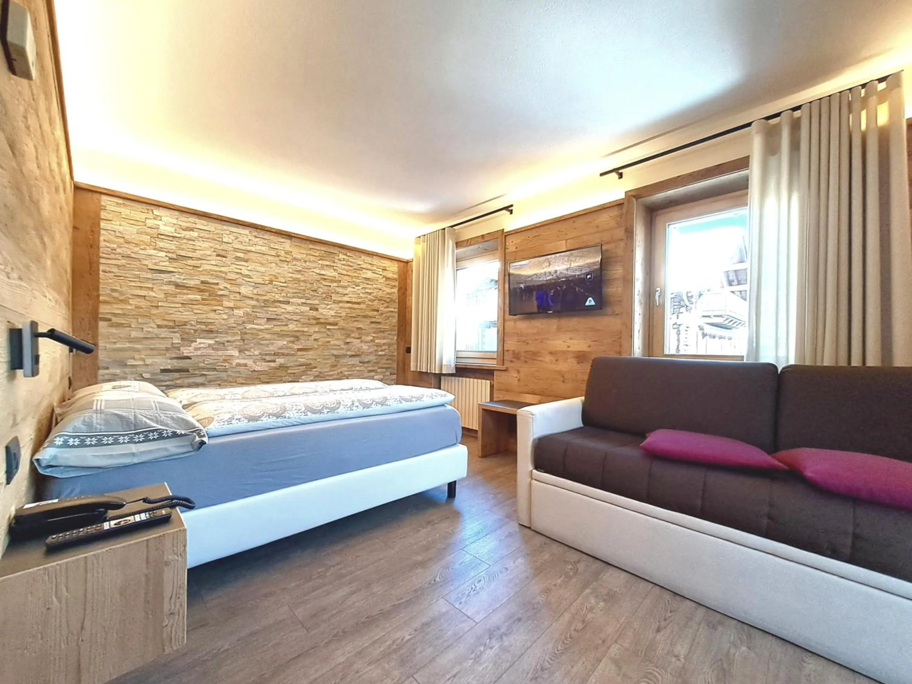 Bedroom, Bed in Hotel Krone