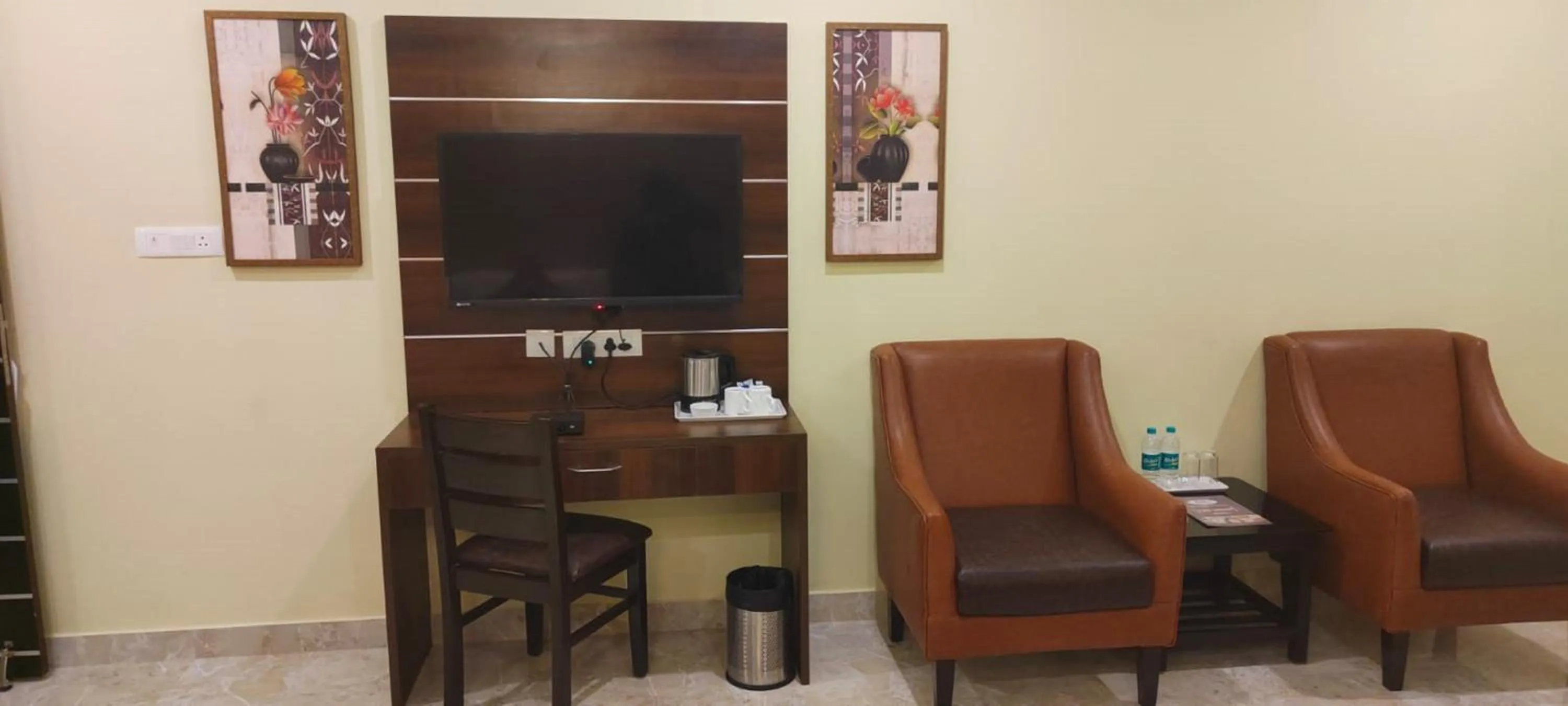 Communal lounge/ TV room in Eshanya Comforts