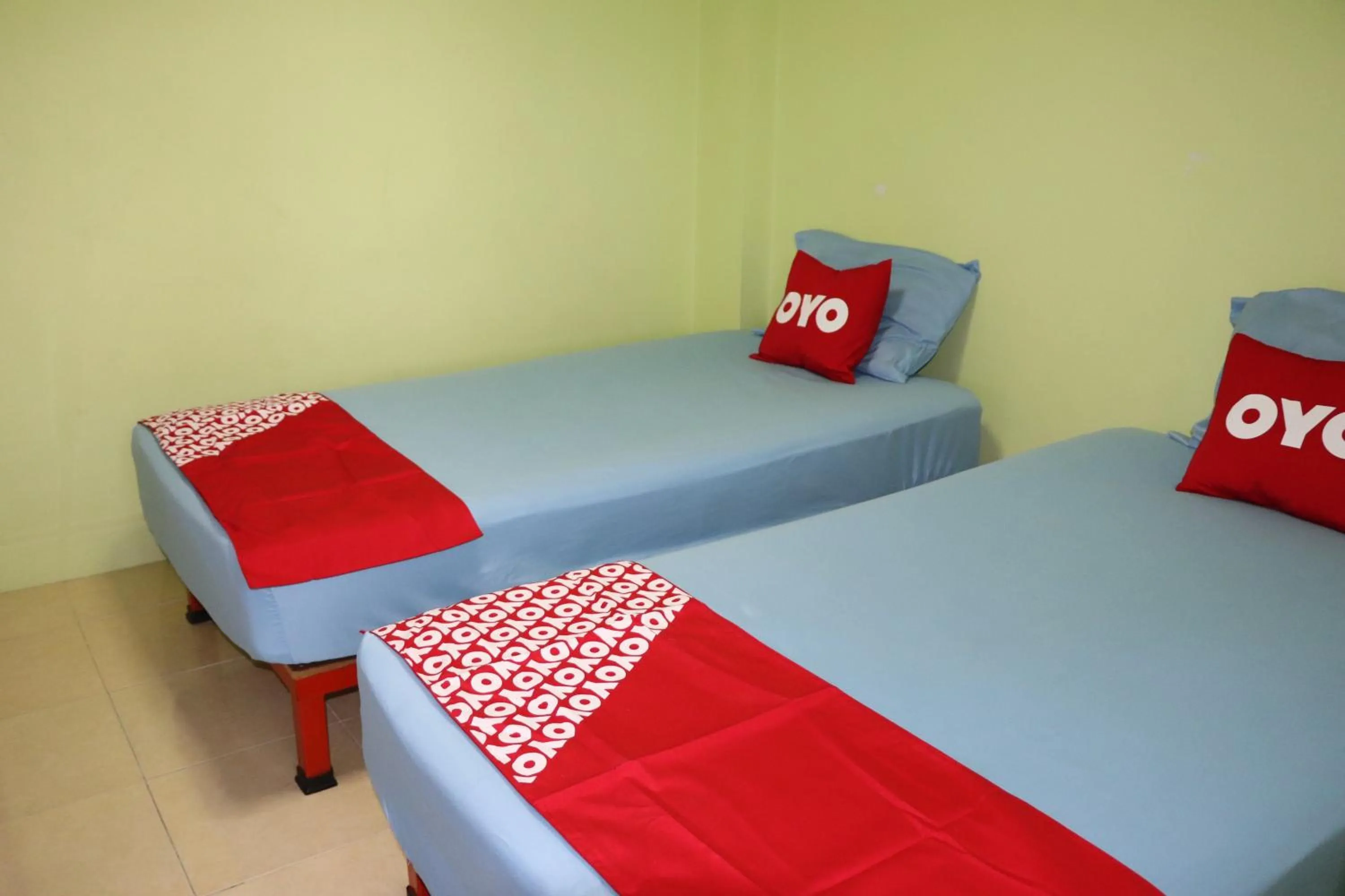 Bedroom in OYO 75408 Tipsiri Place