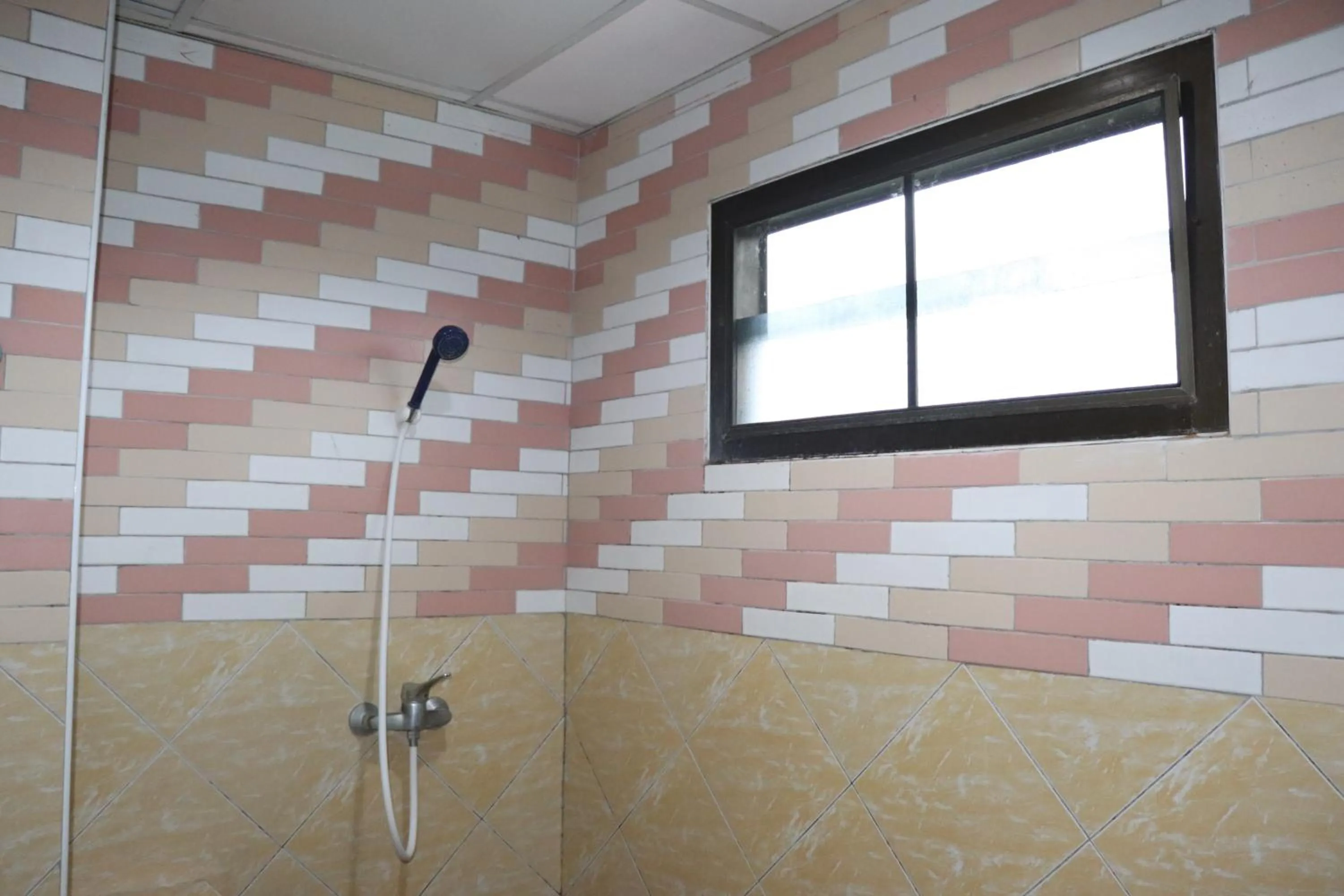 Bathroom in OYO 75408 Tipsiri Place