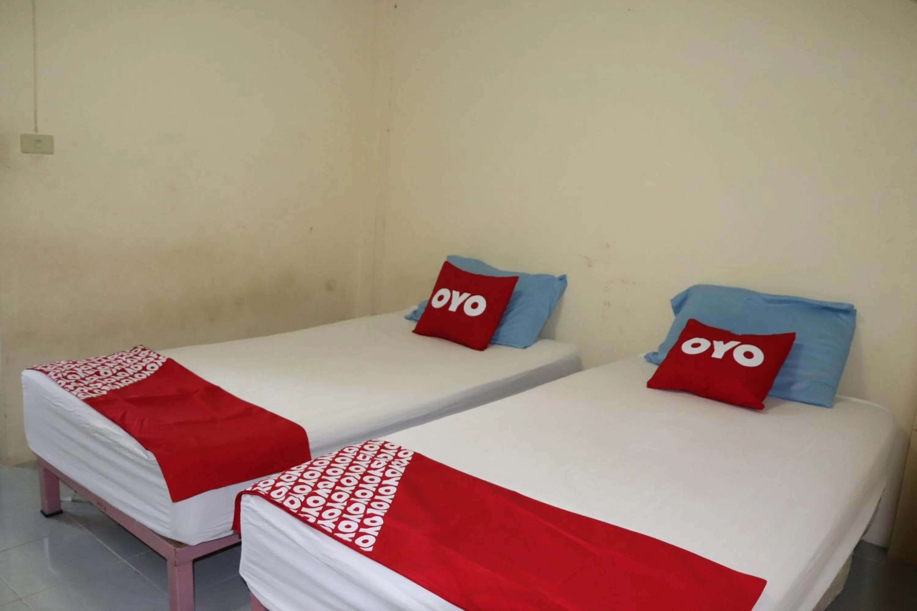 Bedroom in OYO 75408 Tipsiri Place