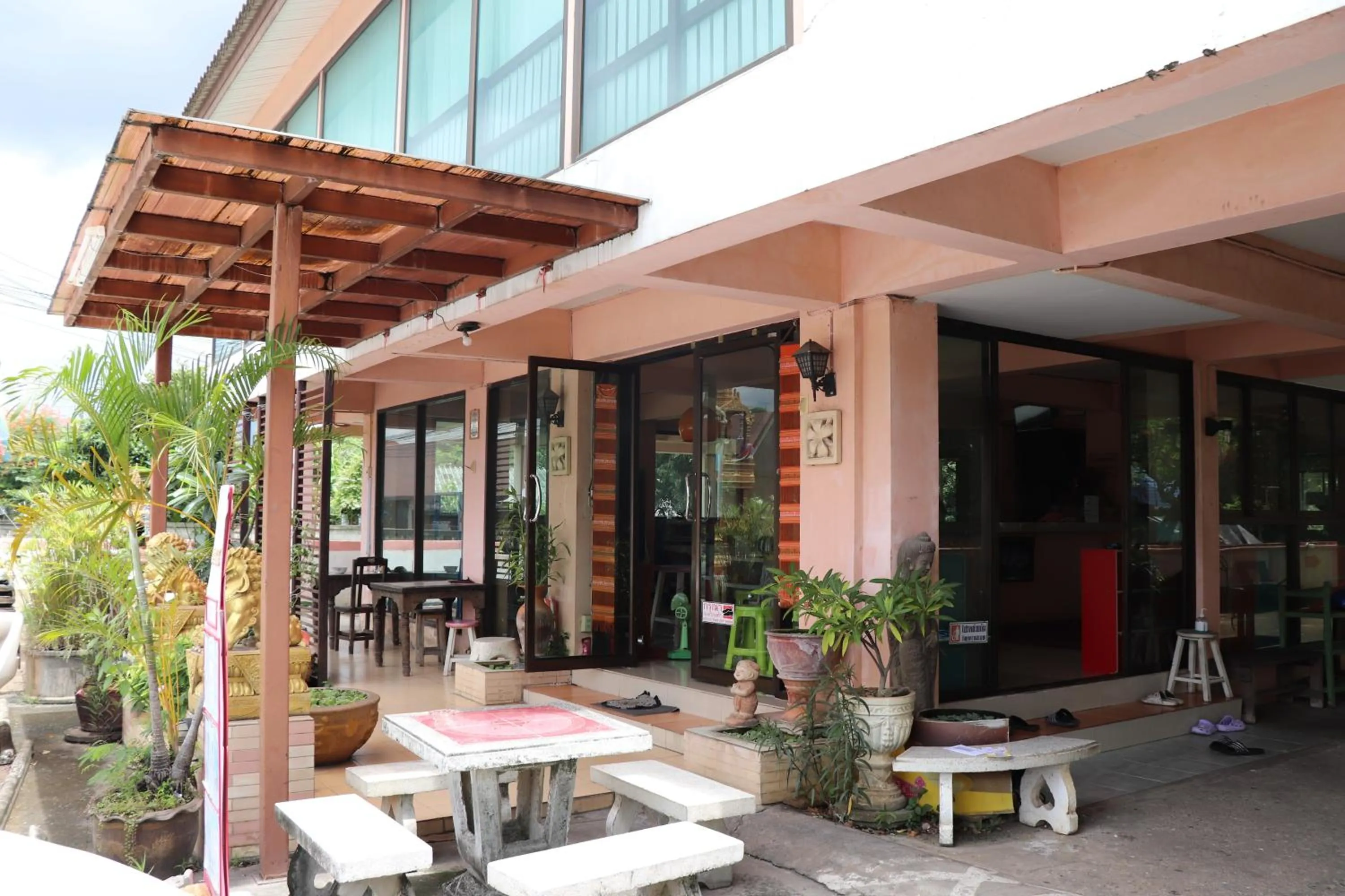 Facade/entrance in OYO 75408 Tipsiri Place