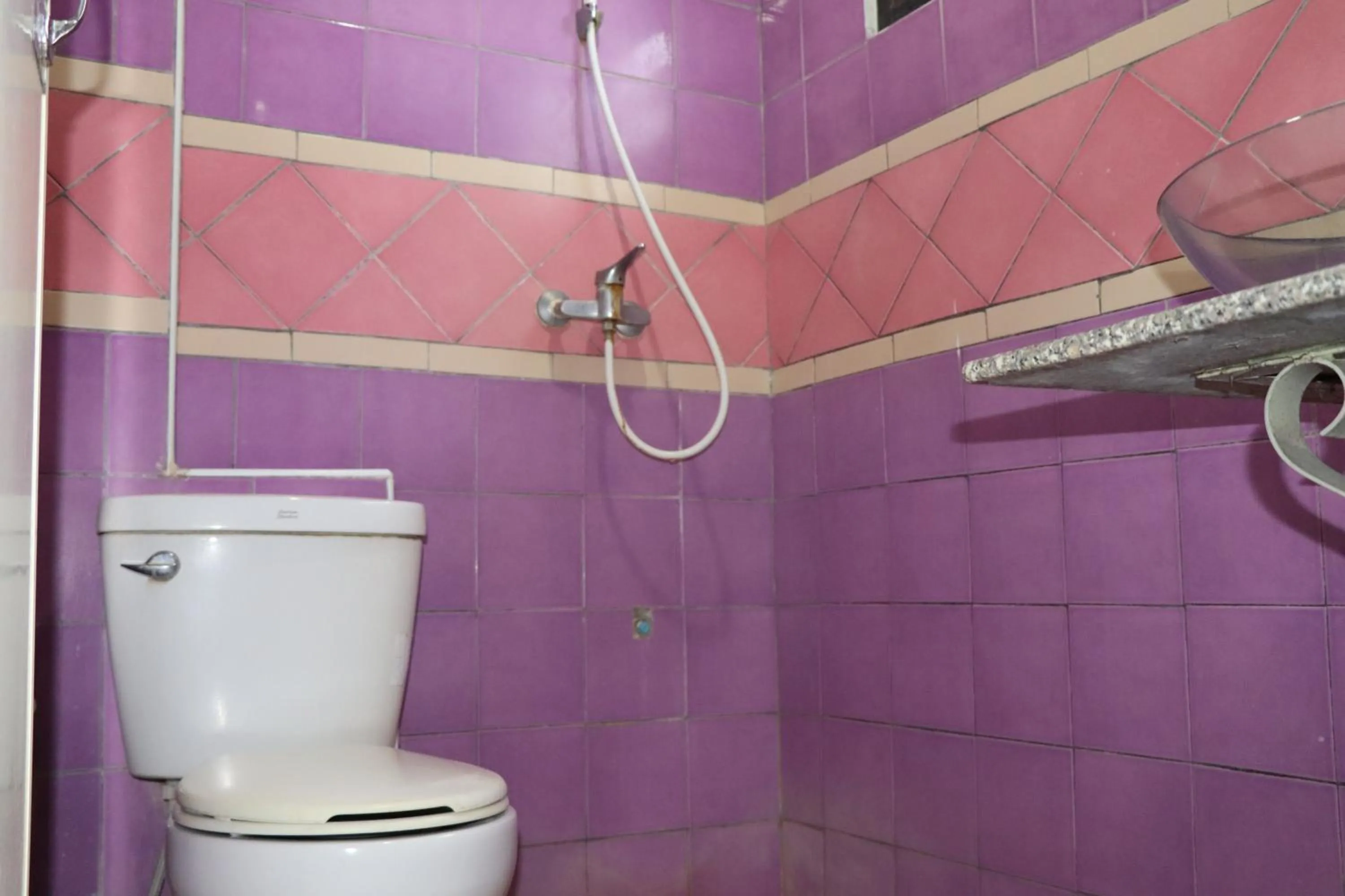 Bathroom in OYO 75408 Tipsiri Place