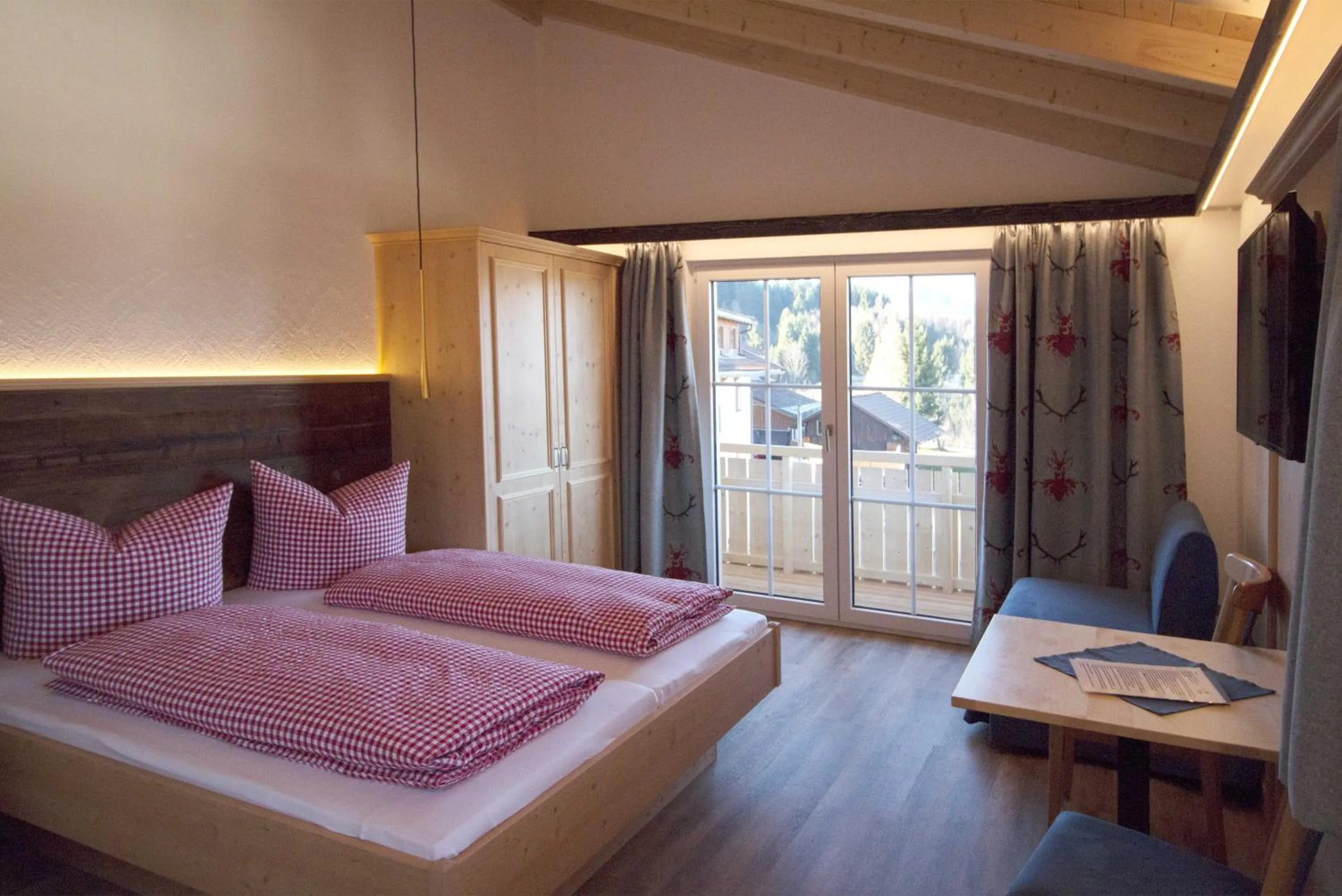 TV and multimedia, Bed in Berggasthof Sonne Allgäu