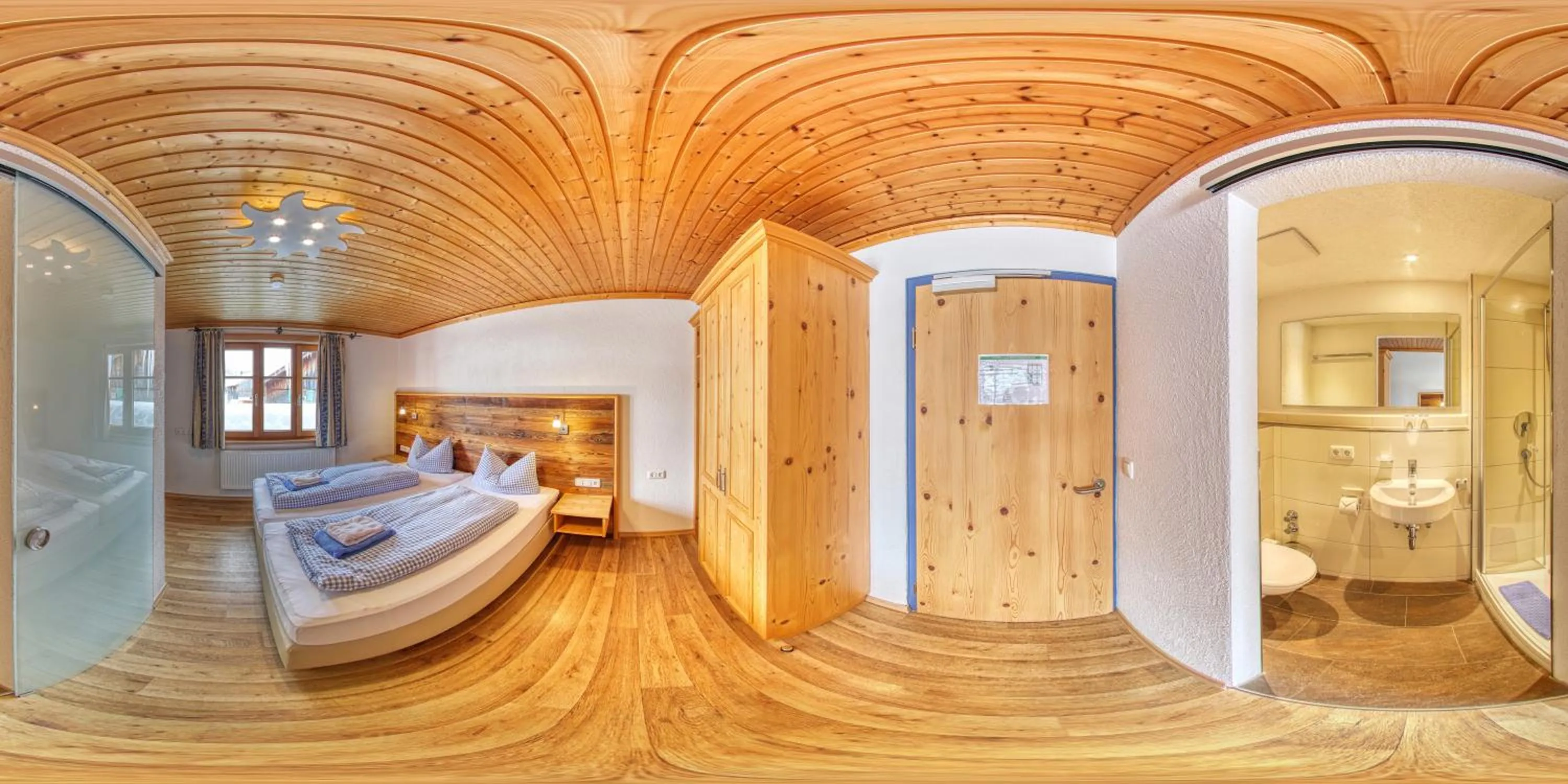 Shower, Bed in Berggasthof Sonne Allgäu