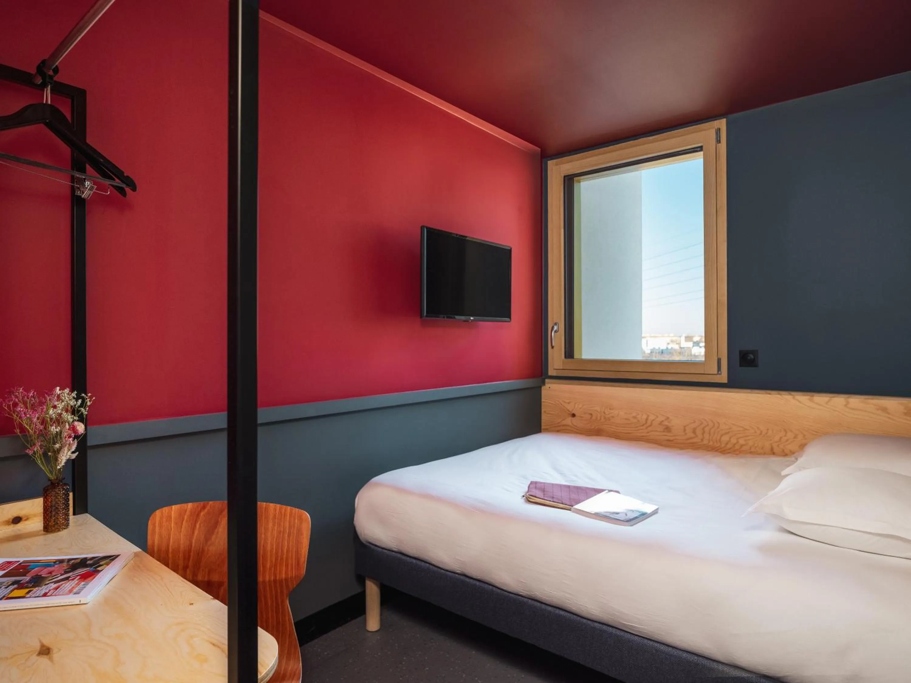 Bed in Eklo Hotels Lyon