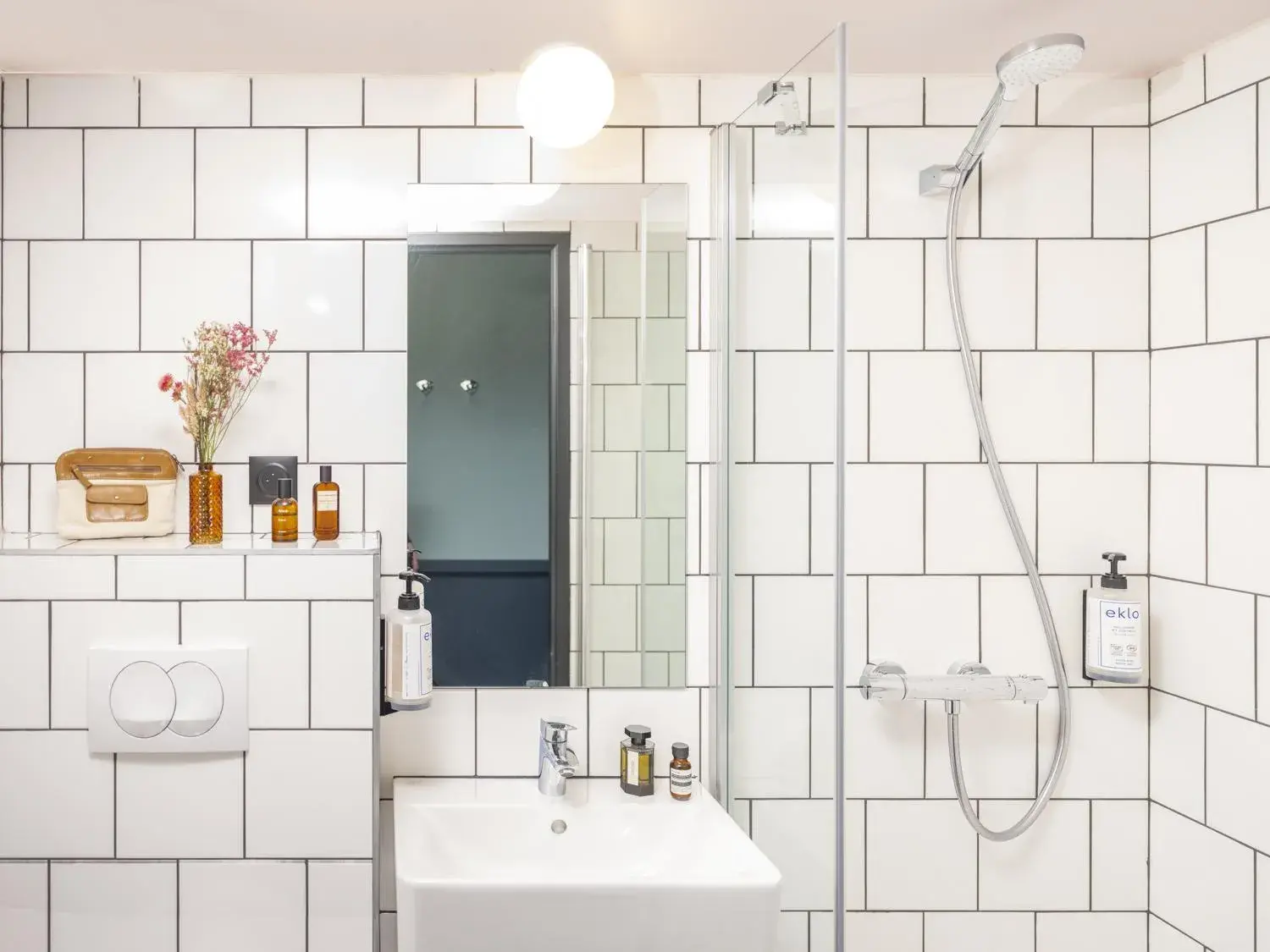 Shower in Eklo Hotels Lyon Shower in Eklo Hotels Lyon