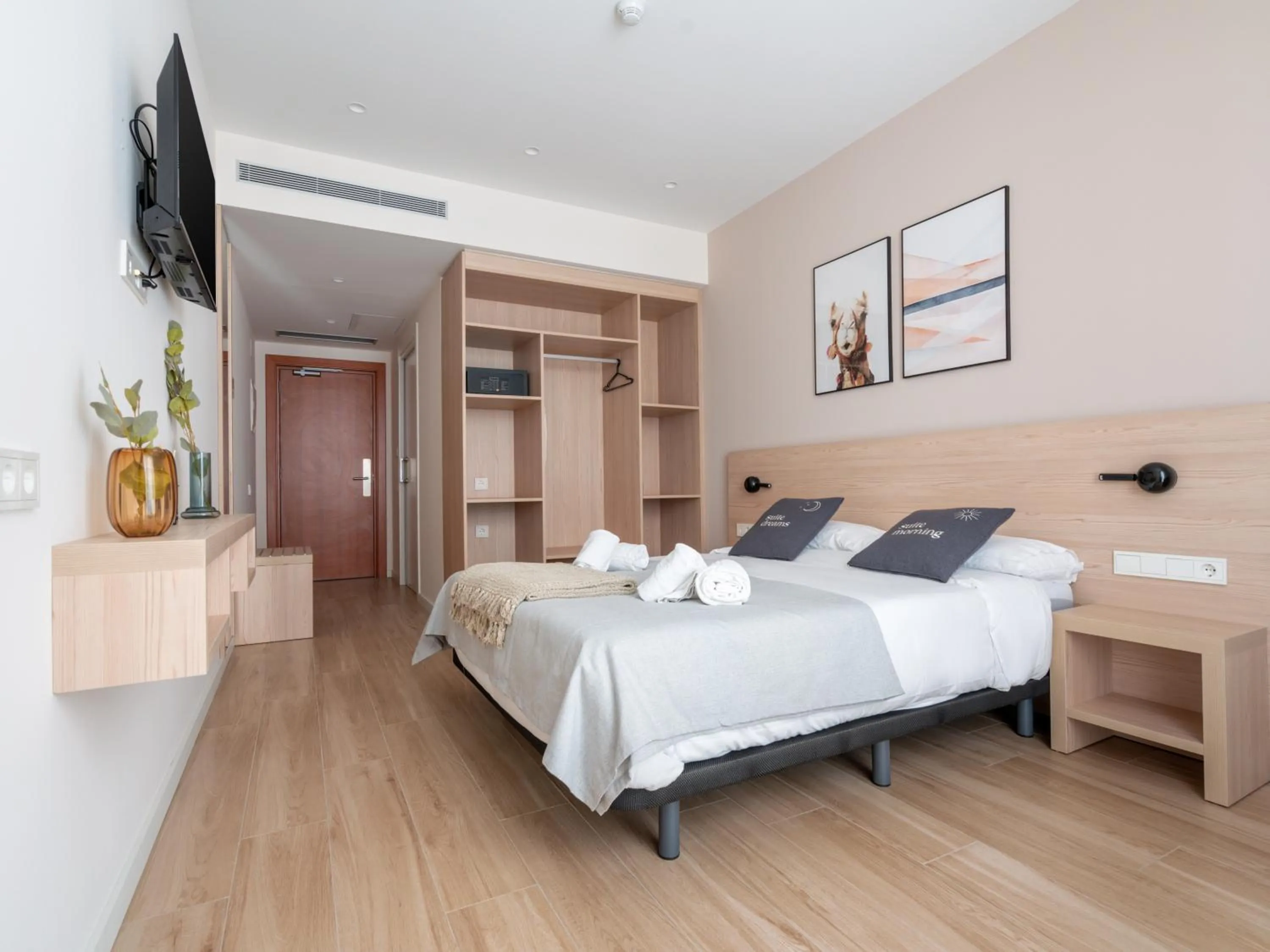 Bed in Limehome Barcelona Carrer de Besalú 82