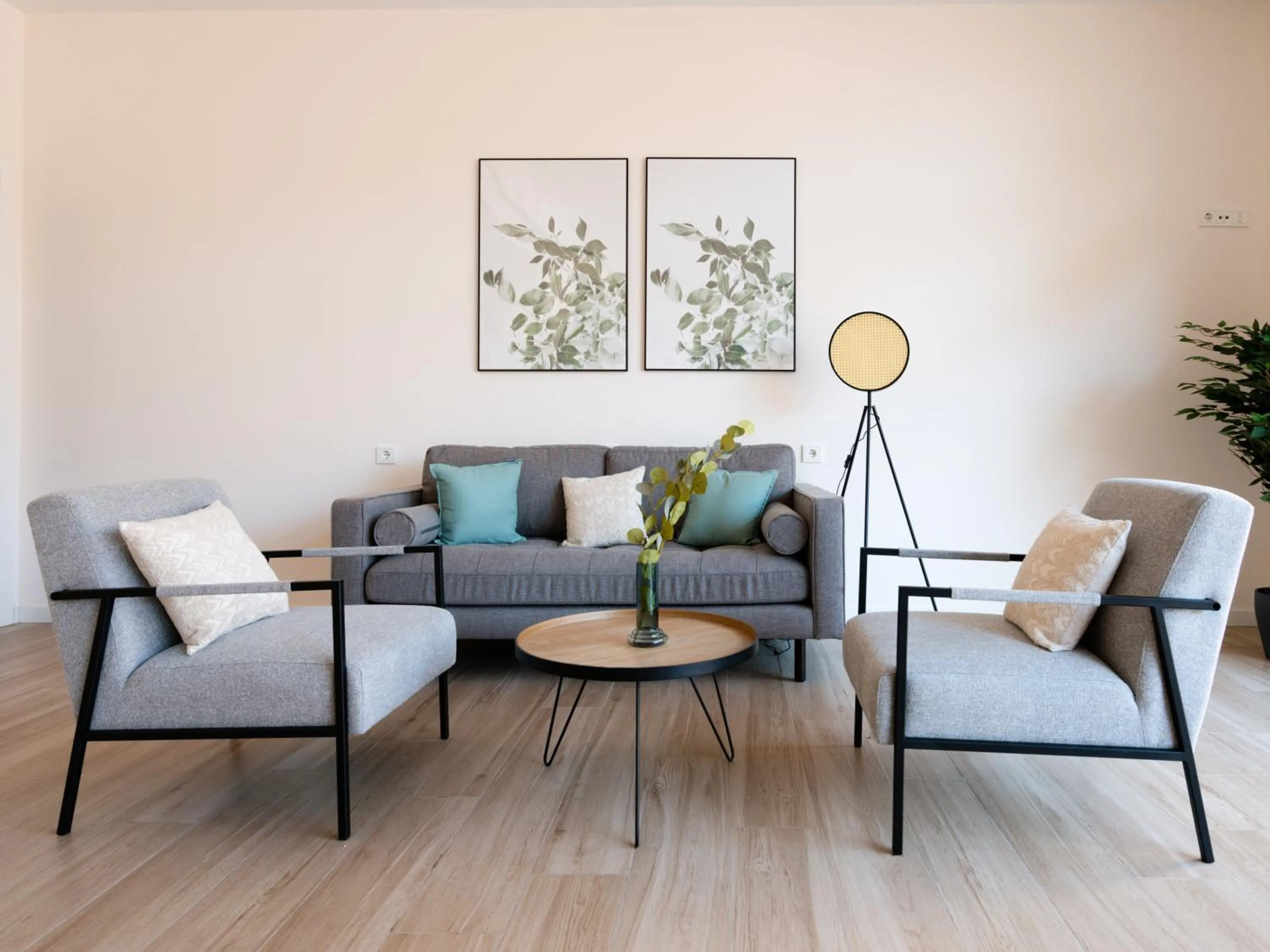 Communal lounge/ TV room in Limehome Barcelona Carrer de Besalú 82